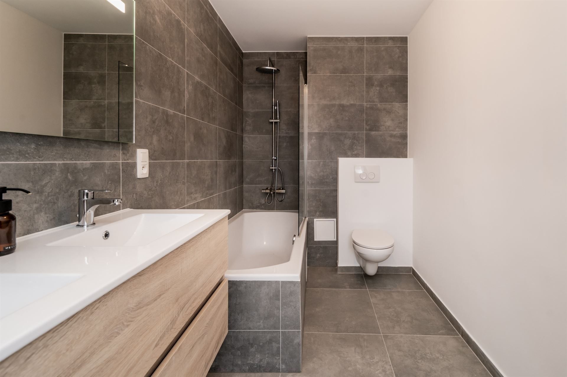 Dicht bij het Tour&Taxis-terrein, prachtig duplex met 2 slaapkamers : foto 12