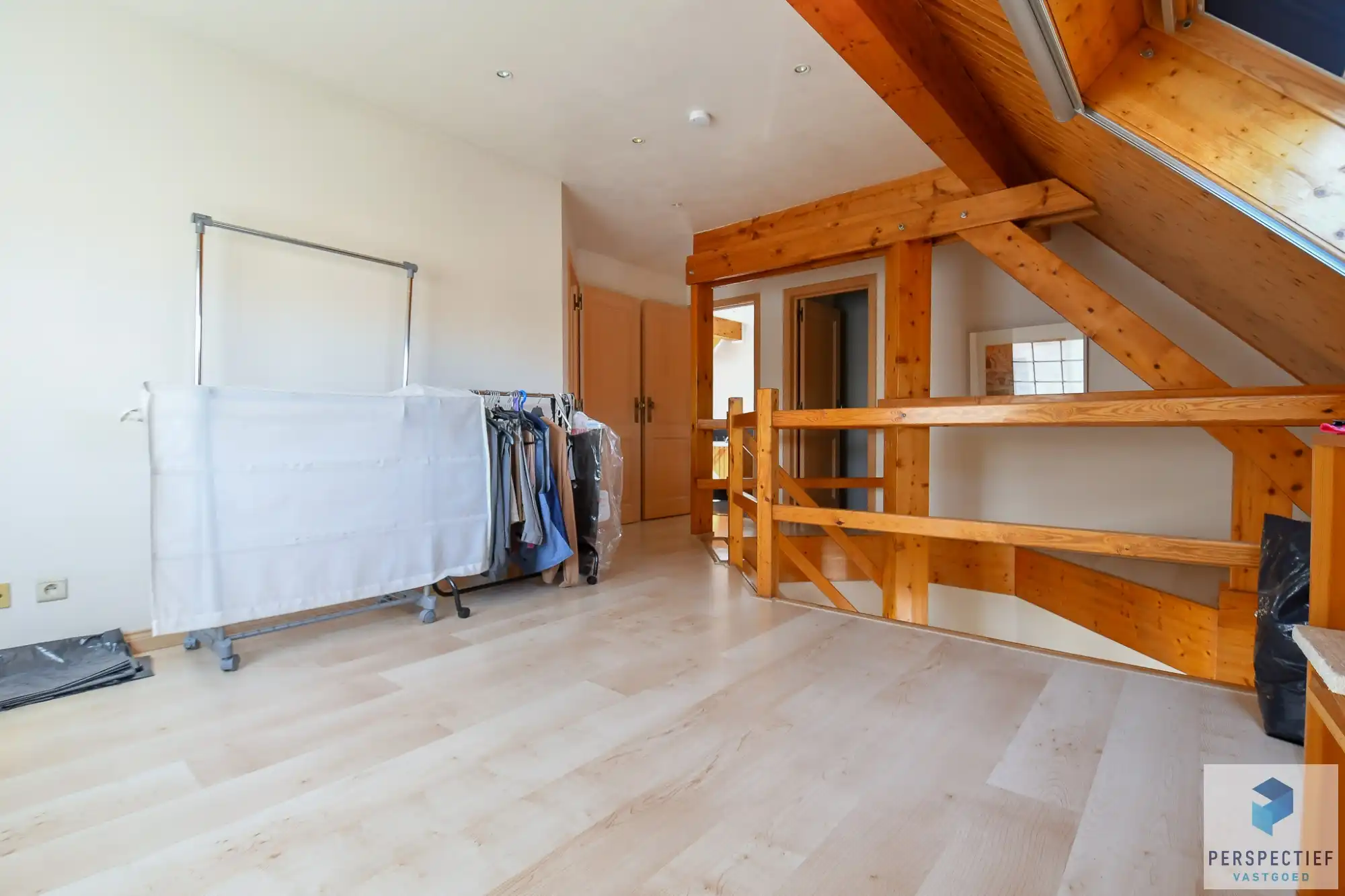 Unieke villa met dubbele garage en opslagplaats/ loods in rustige omgeving foto 13