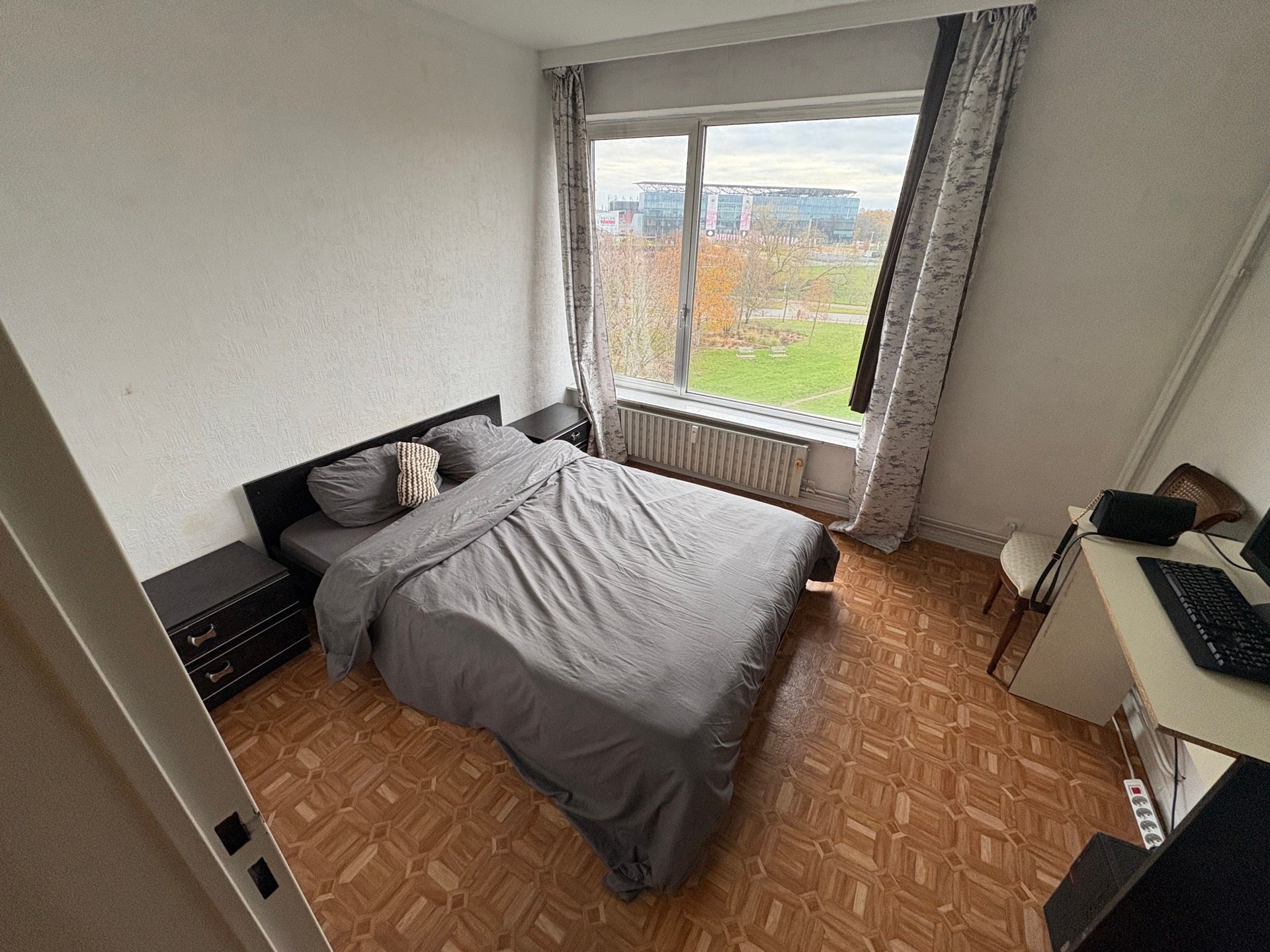 Appartement met 2 slaapkamers, terras en garagebox te huur! foto 6