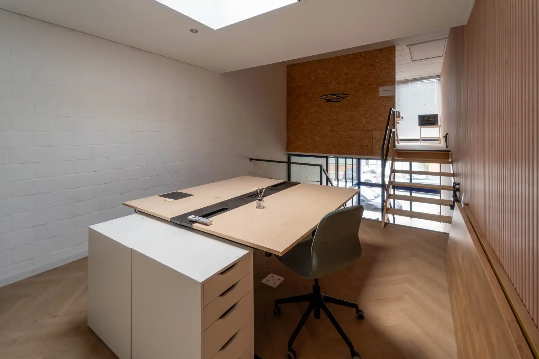 Zeer bereikbaar handelspand (119m²) met meerdere open ruimtes en tuin in Zwijnaarde foto 18