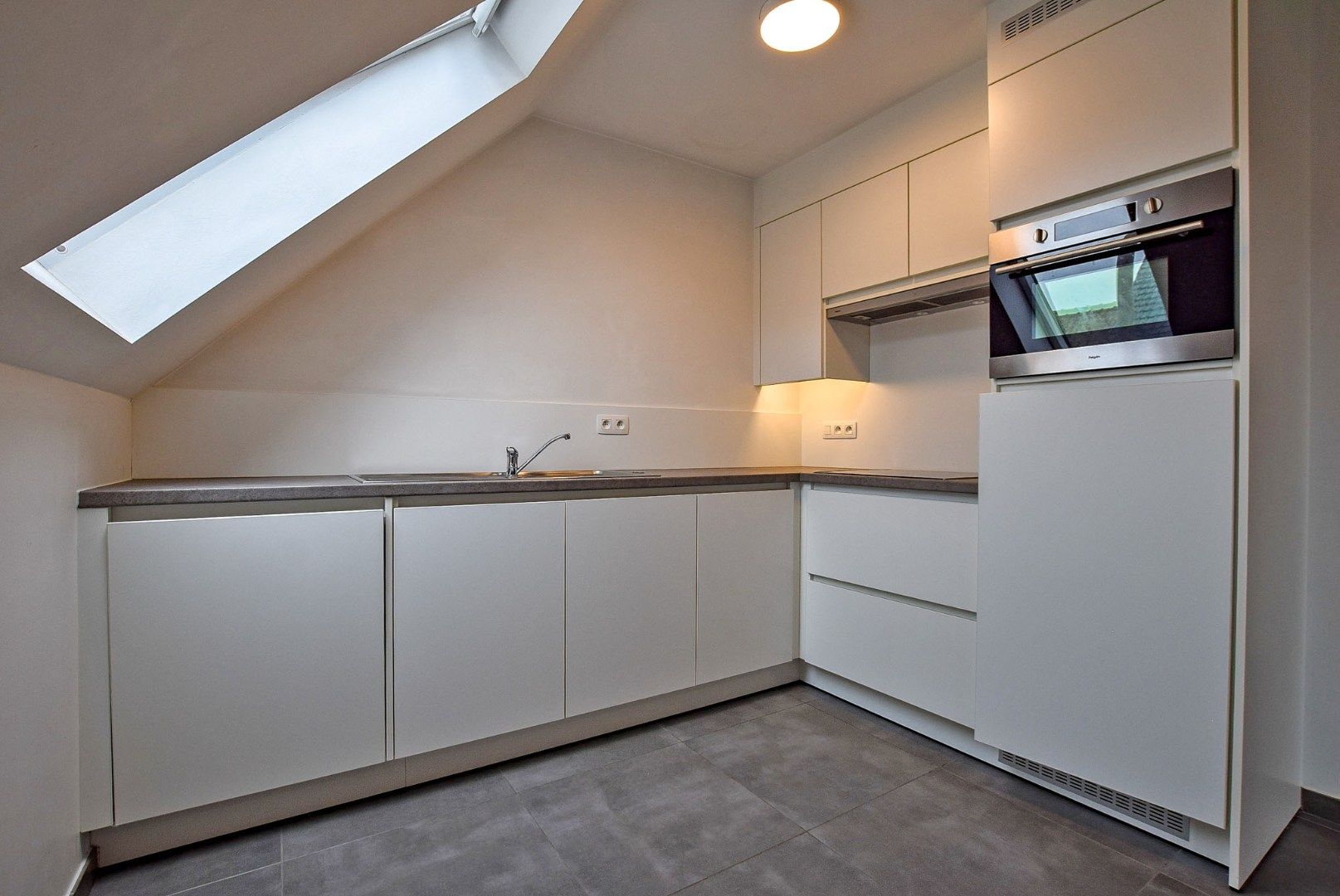 Gerenoveerd 3-slaapkamerappartement te huur in kleinschalig gebouw te Bredene. foto 2