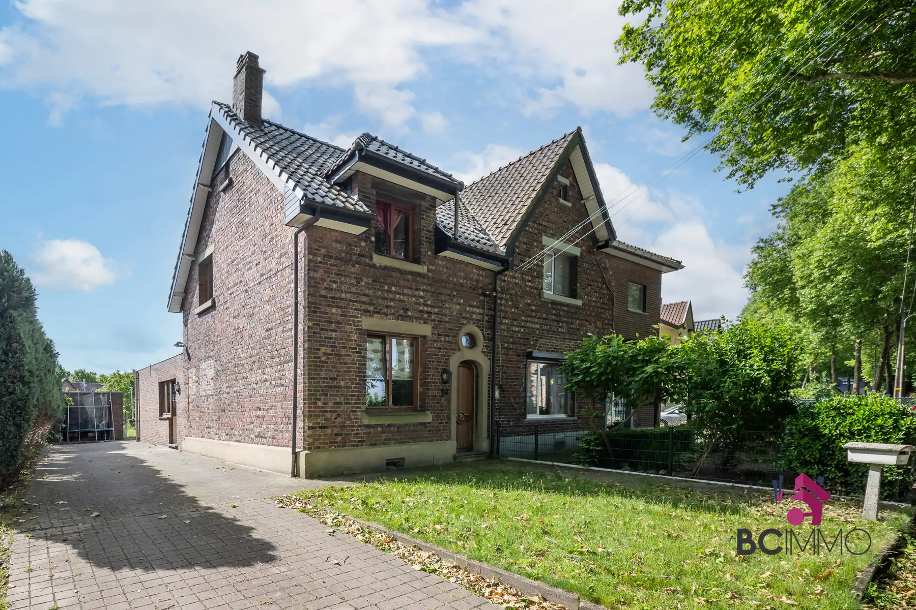 Hoofdfoto van de publicatie: Halfopen woning in groene woonwijk 