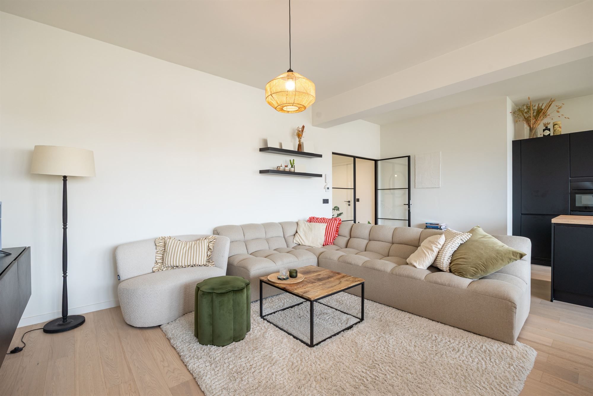 Instapklare gerenoveerd appartement met 2 slpk. en terras foto 2