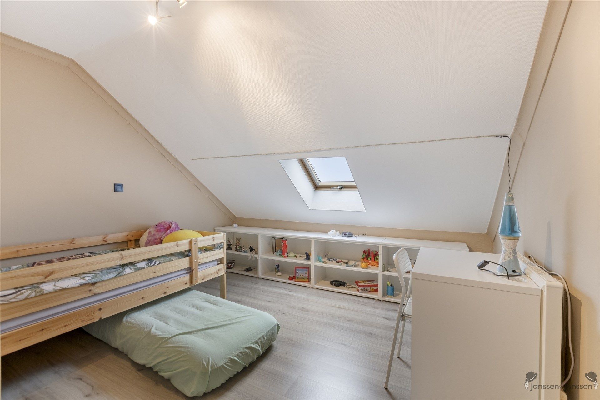 Instapklare recent vernieuwde gezinswoning foto 12