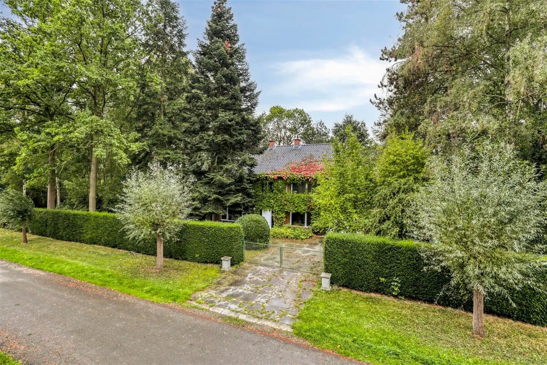 Ruime vrijstaande villa op een perceel van 3.235 m² foto 2