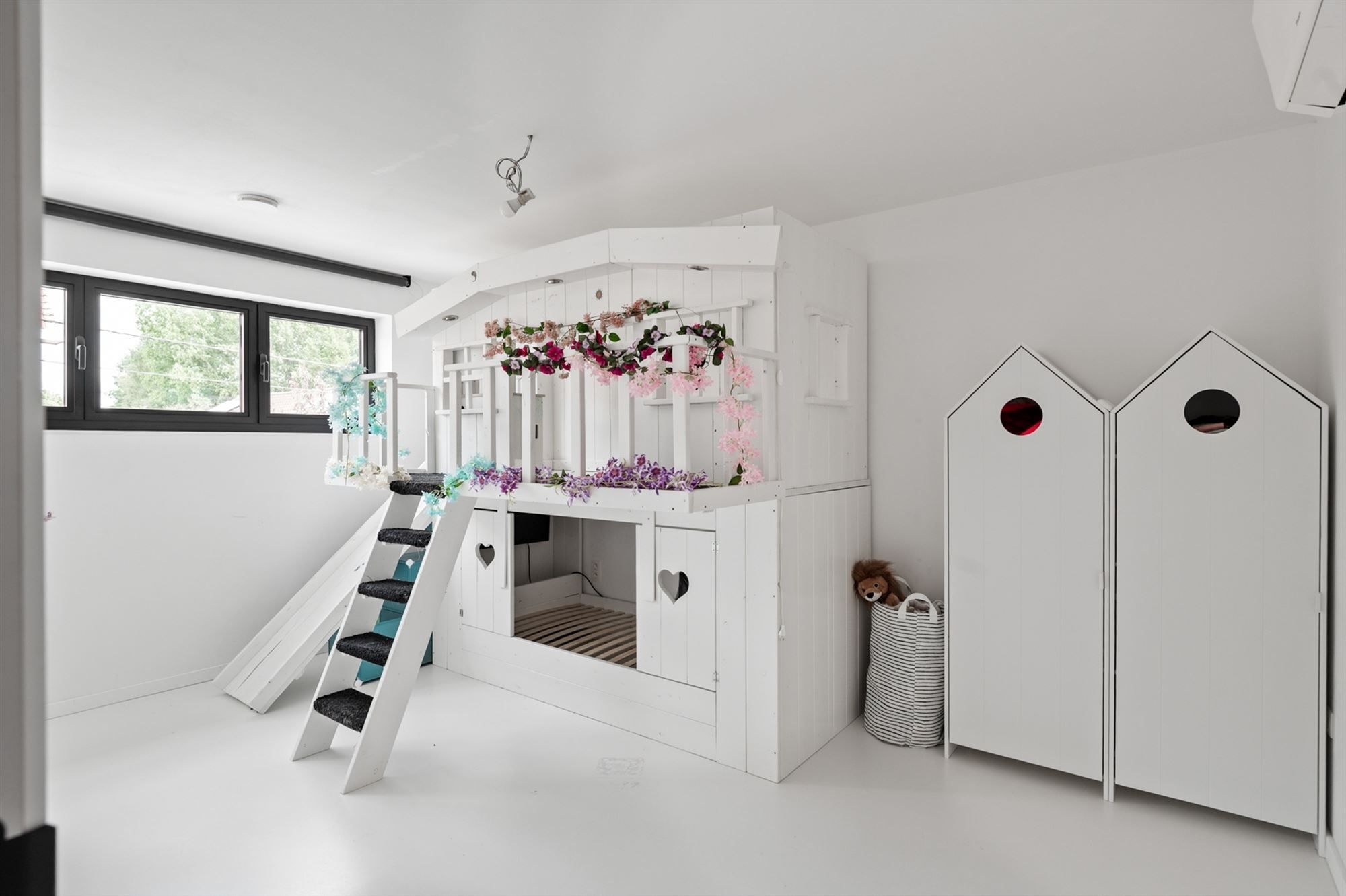 Recente woning met 3 achterliggende garages te Sint-Katelijne-Waver foto 7