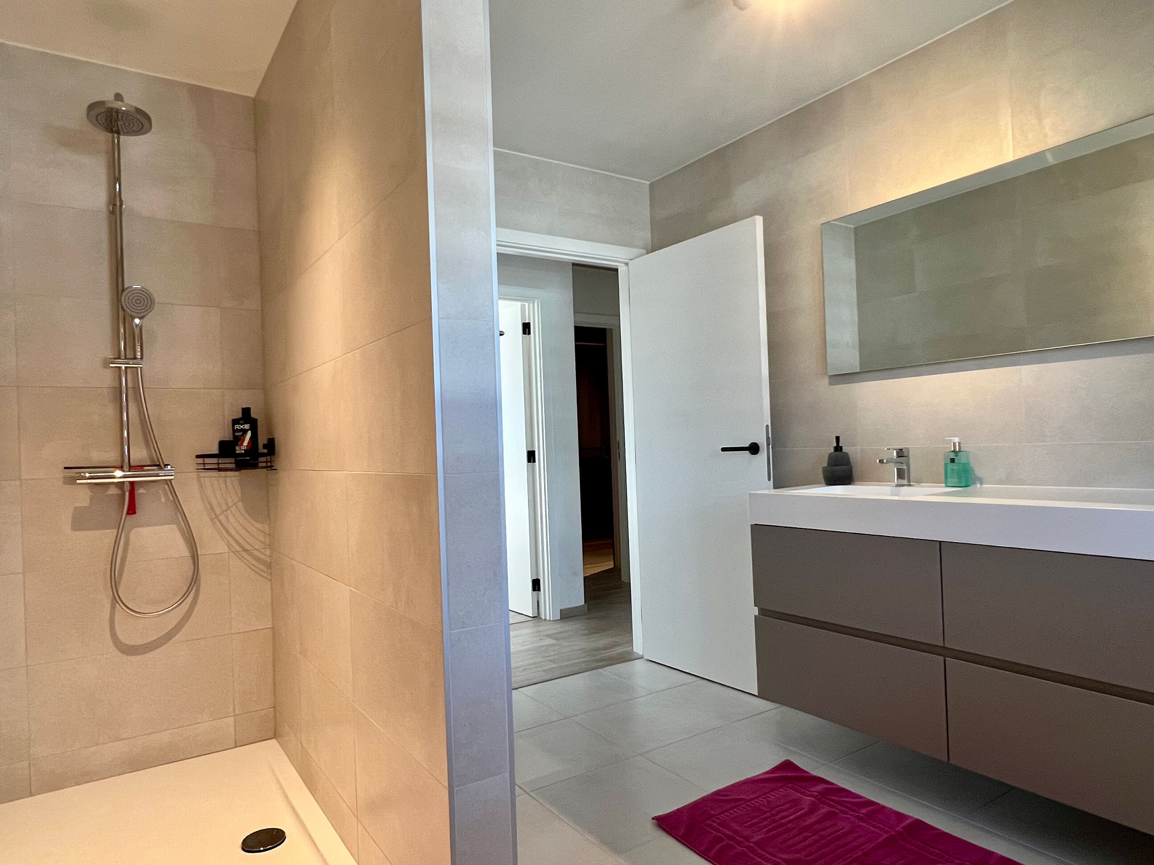 Haflopen nieuwbouwwoning met 3 ruime slaapkamers, oprit, carport, zonnige tuin, ... foto 13