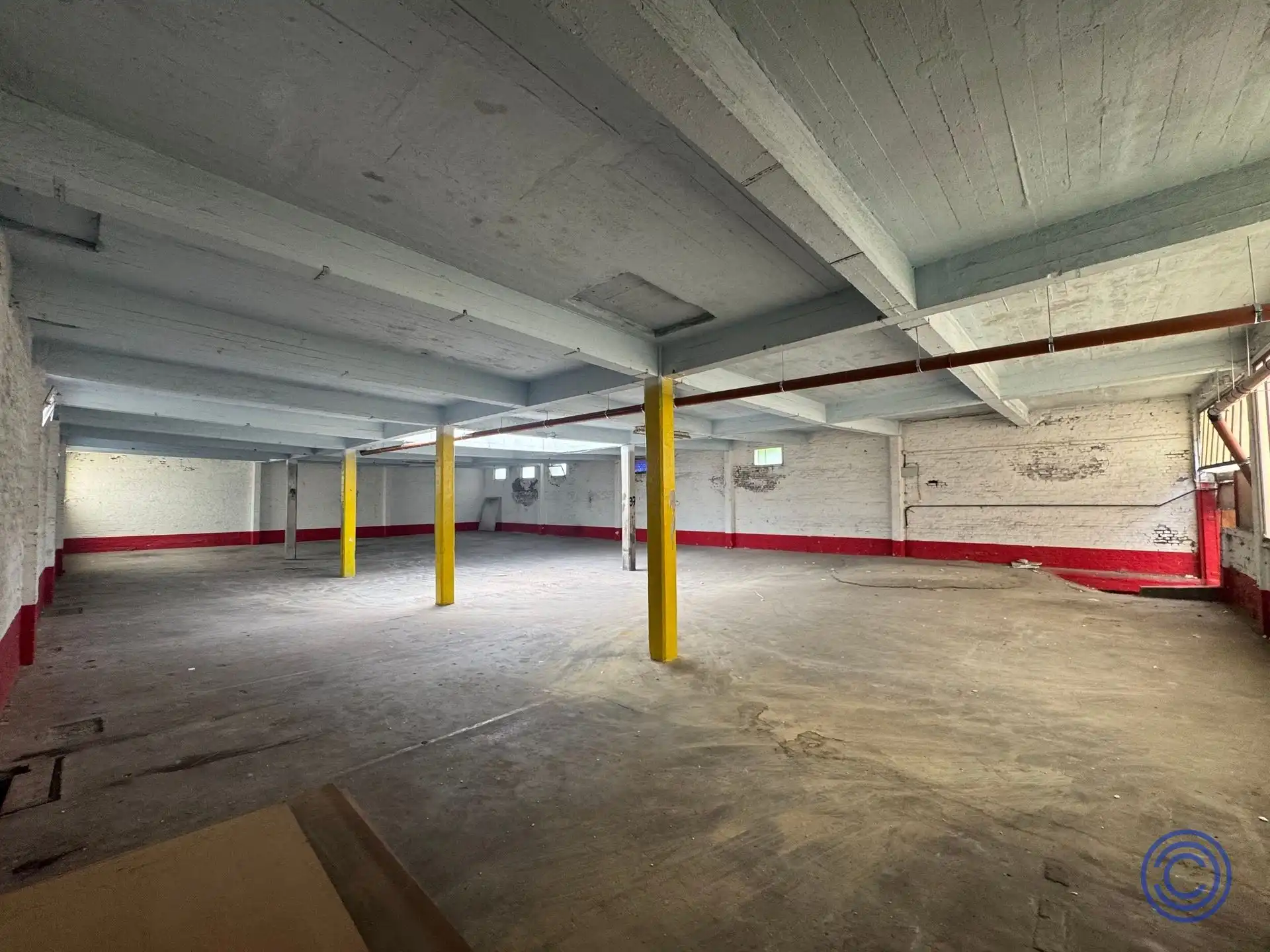 Ruim en veelzijdig magazijn van ca. 800 m² te huur op een centrale en vlot bereikbare locatie in Antwerpen. foto {{pictureIndex}}