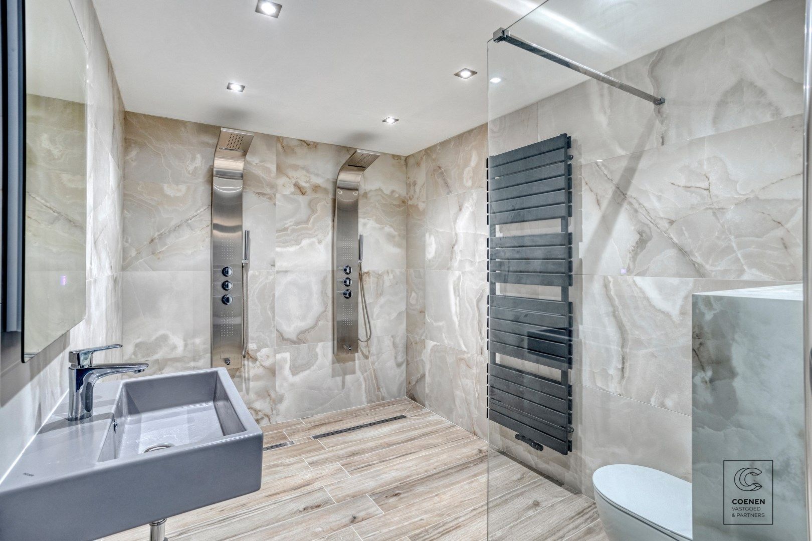 Prachtig, volledig gerenoveerde villa van 351 m² en 6 slaapkamers op een uiterst rustige locatie! foto 24