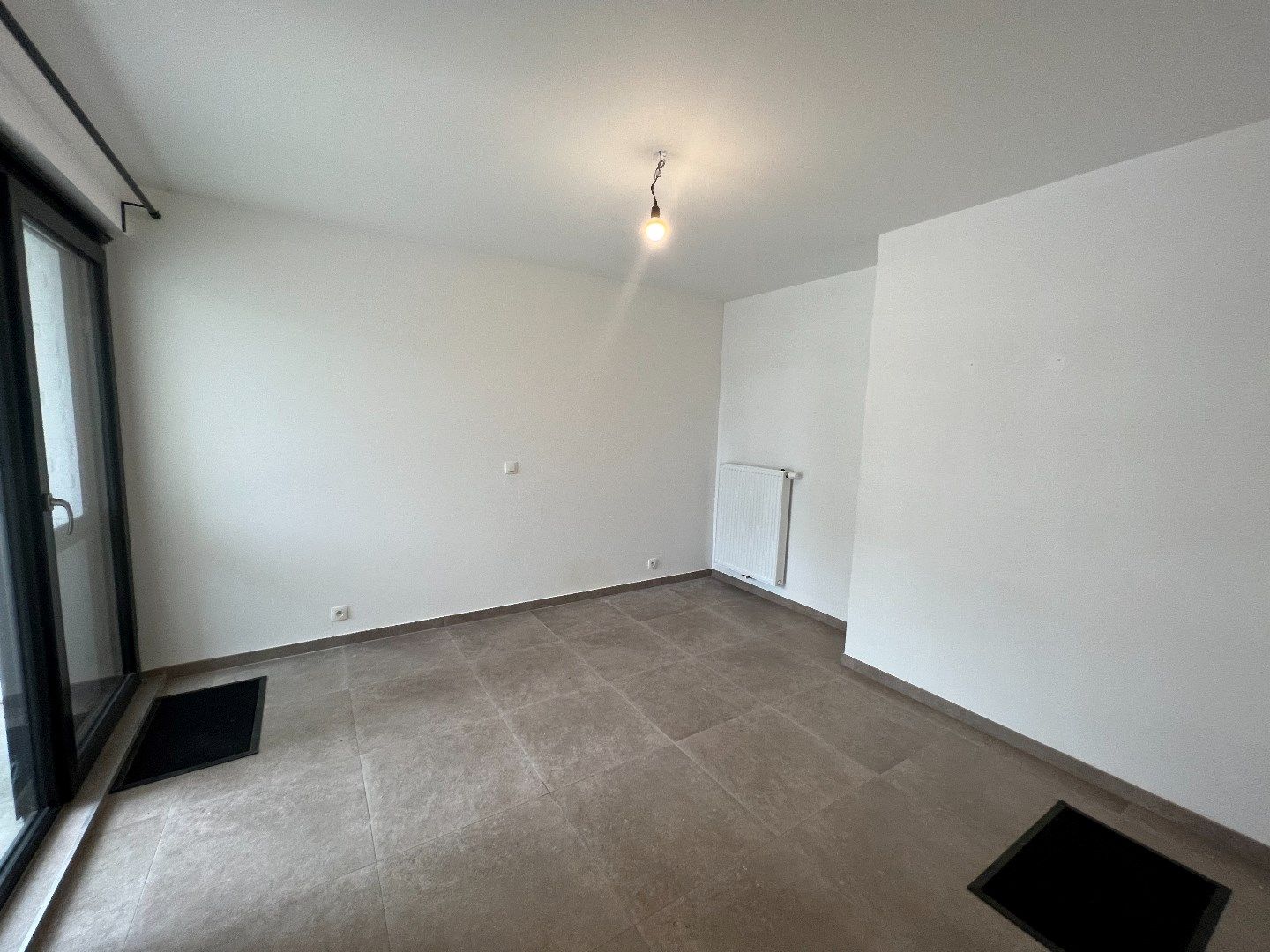 GELIJKVLOERS APPARTEMENT MET 2 SLAAPKAMERS EN TUIN MET TERRAS IN IEPER foto 8
