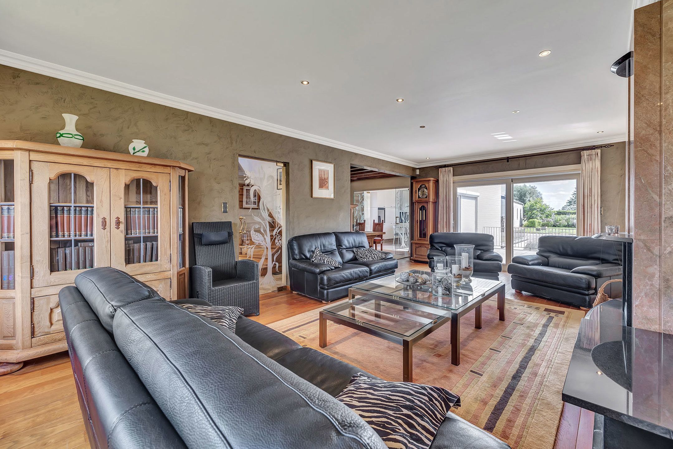 Prachtige villa met achterliggende loods van +/- 200m² foto 4
