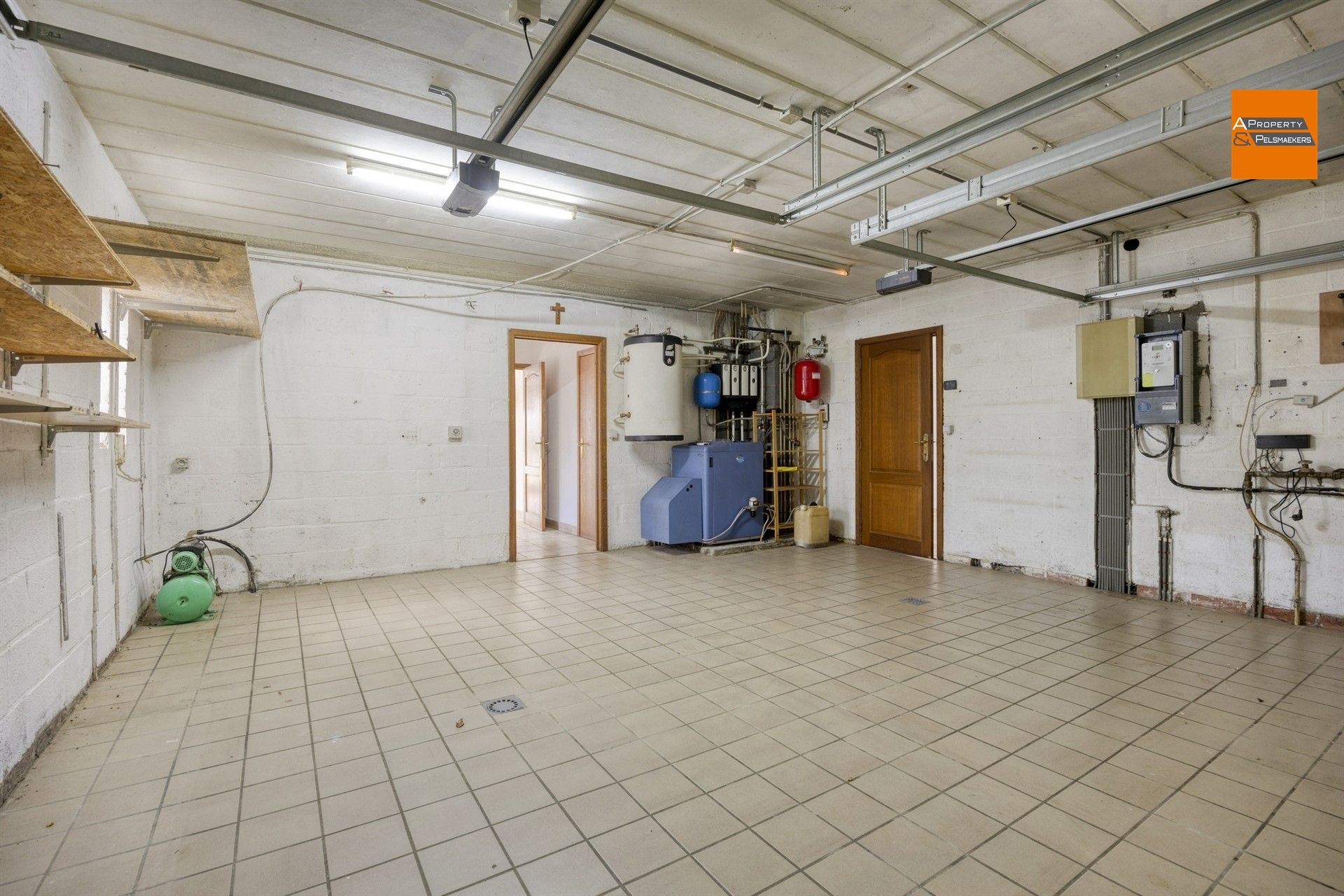 Ruime villa  met 5 slpk, garage en grote tuin foto 26