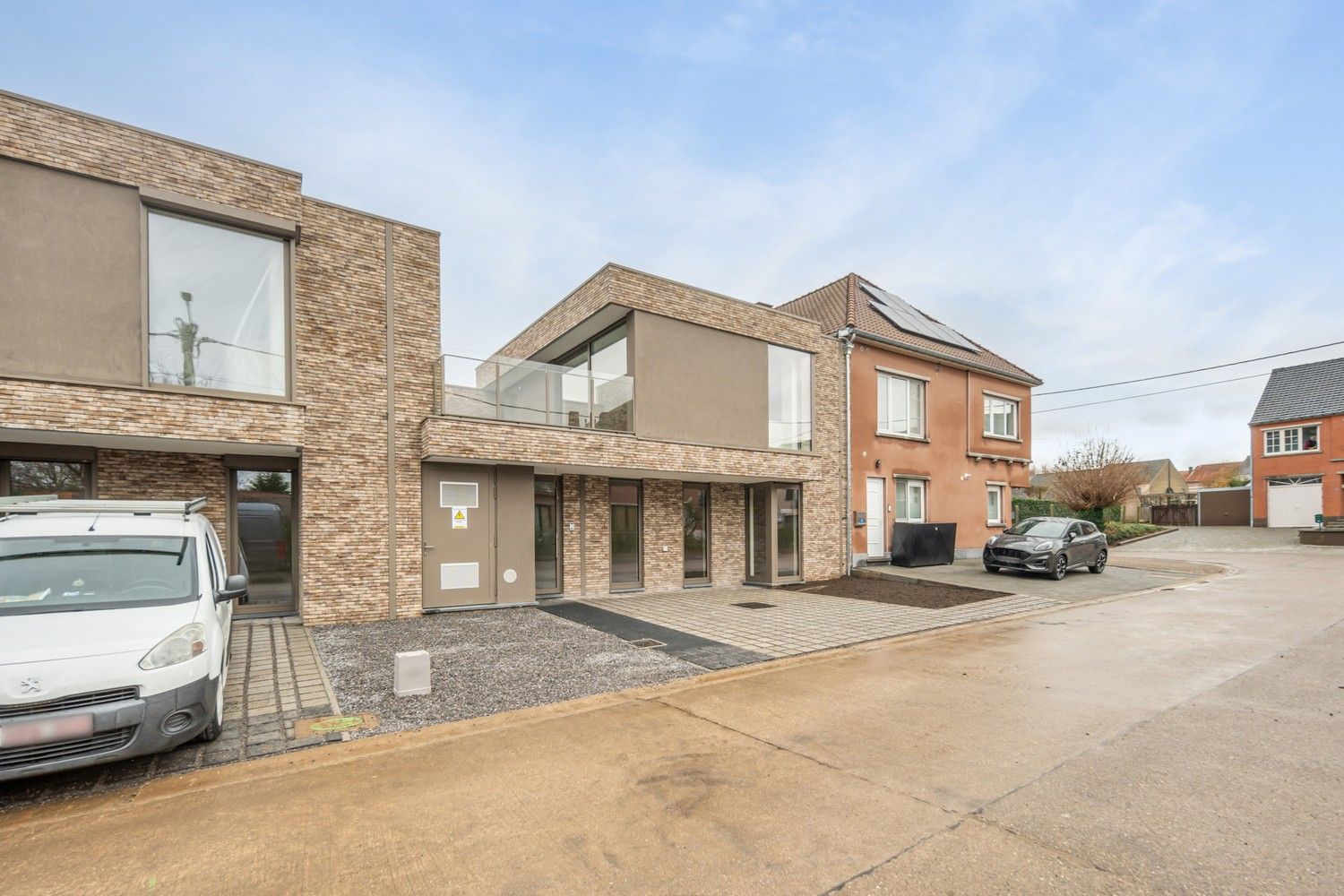 Modern en onderhoudsvriendelijk wonen met het comfort van een appartement! foto {{pictureIndex}}