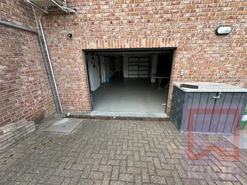 BEMEUBELD - Ruim 2-slaapkamer appartement met terras en garage. foto 11