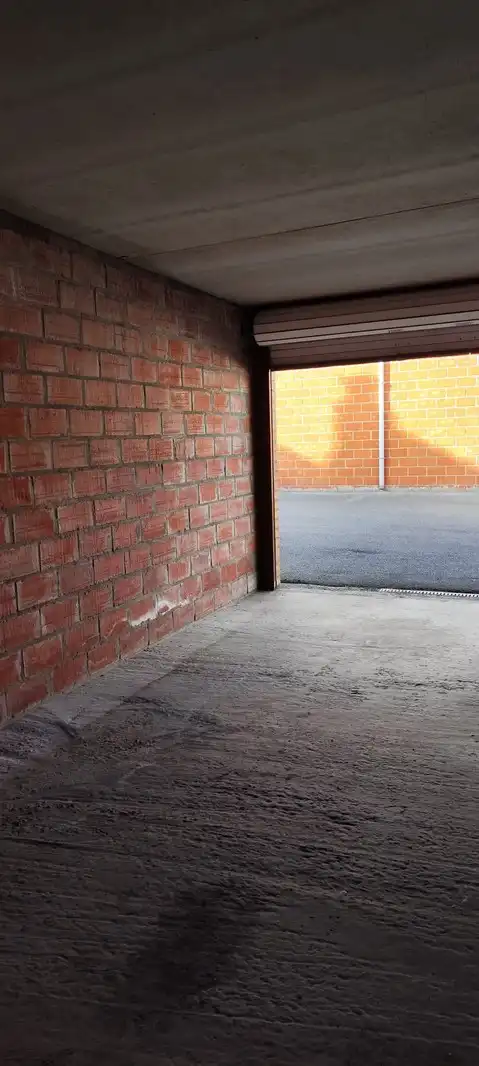 Zeer centraal gelegen afgesloten garagebox foto 7