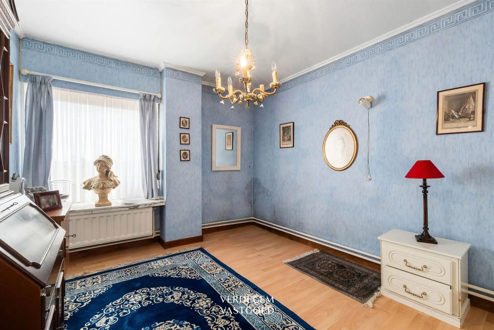 Te renoveren gezinswoning met garage, tuin en open zichten foto 9