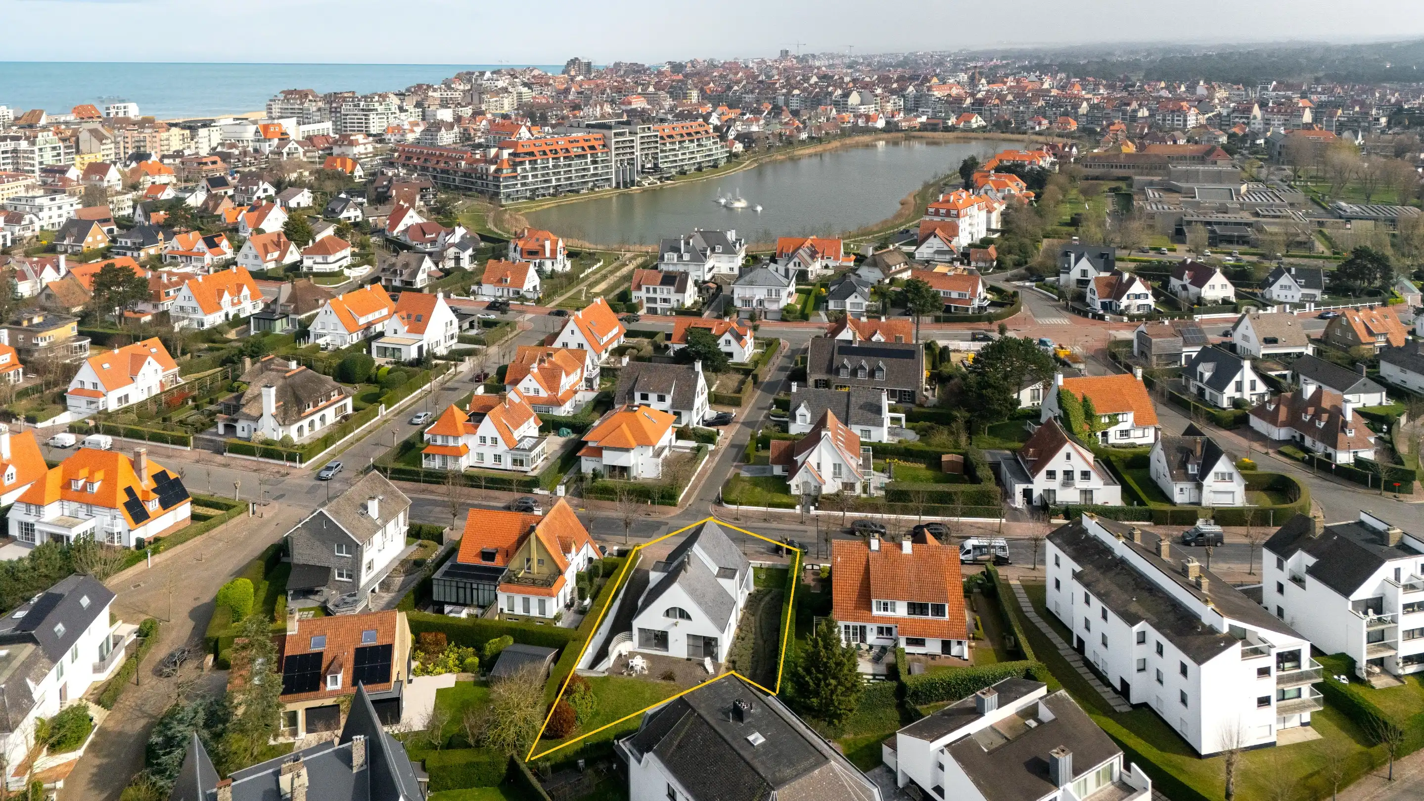 Karaktervolle villa rustig gelegen op korte wandelafstand van de Zeedijk, Het Zegemeer en het commerciële hart van Knokke, foto 2