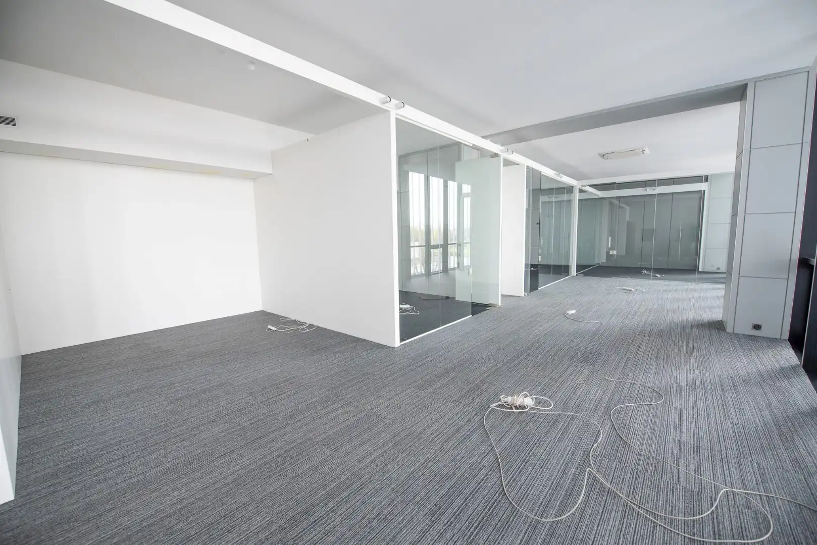 Instapklare kantoorruimte TE HUUR in de Elindus-arena te Waregem! foto 3