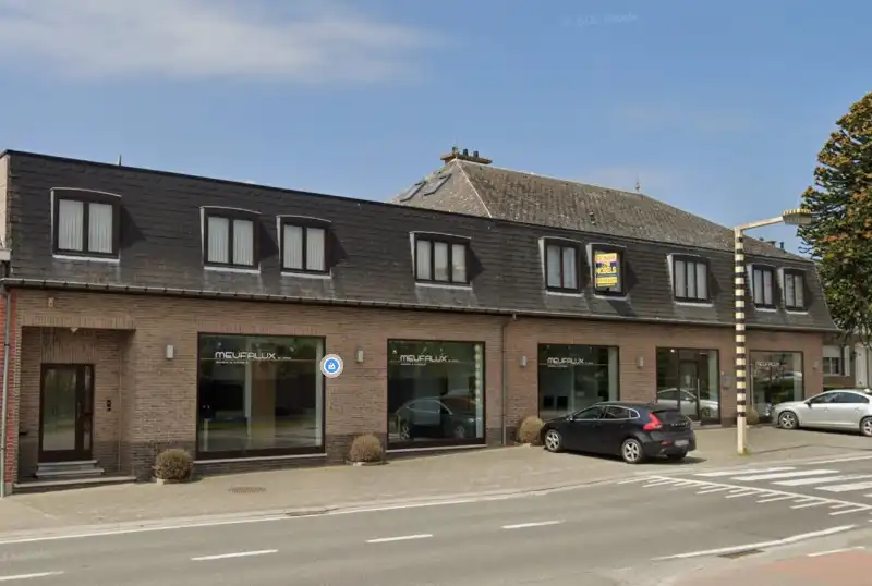 Ruime handelsruimte/toonzaal (338 m²) met 6 privéparkings – toplocatie! foto {{pictureIndex}}