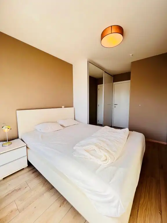 Luxueus appartement met breed terras en zijdelings zeezicht foto 14