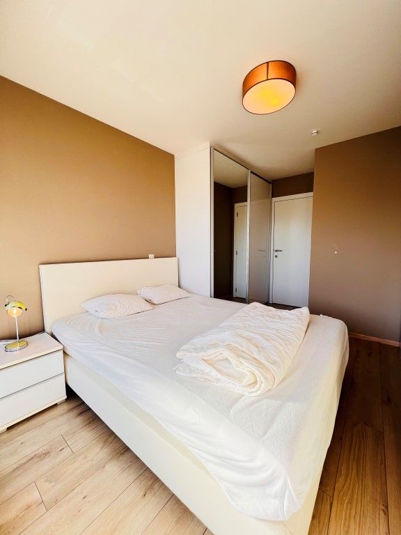 Luxueus appartement met breed terras en zijdelings zeezicht foto 15