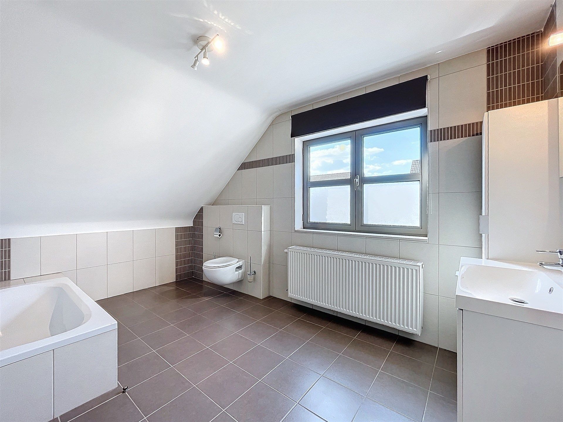 Prachtige half open bebouwing met 4 slaapkamers en garage op 382m² grond foto 12