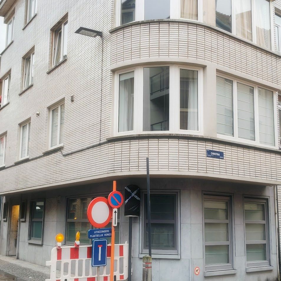 Instapklaar bemeubeld hoekappartement met 2 slaapkamers te koop in Oostende foto 2