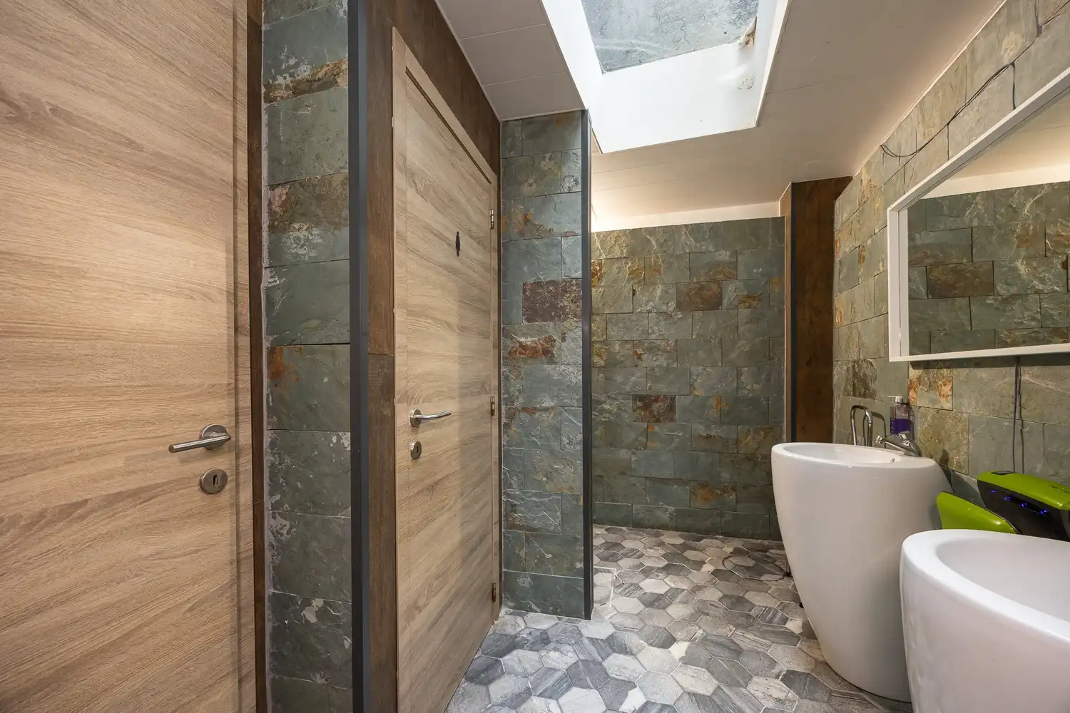 Commercieel handelsgelijkvloers te huur op uitstekende hoeklocatie foto 10