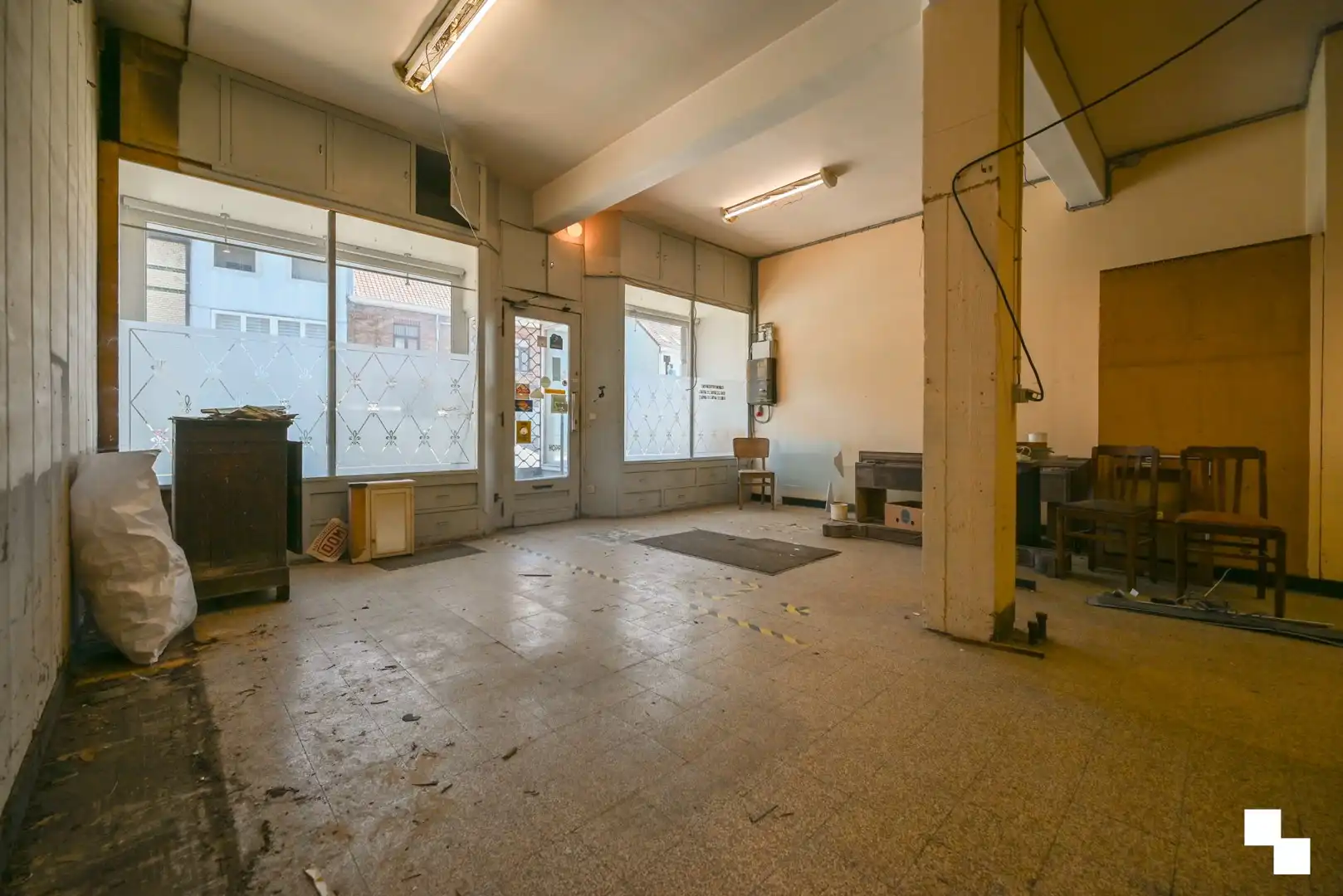 Handelspand met opslagruimte en kelder op toplocatie te Kortrijk foto 9