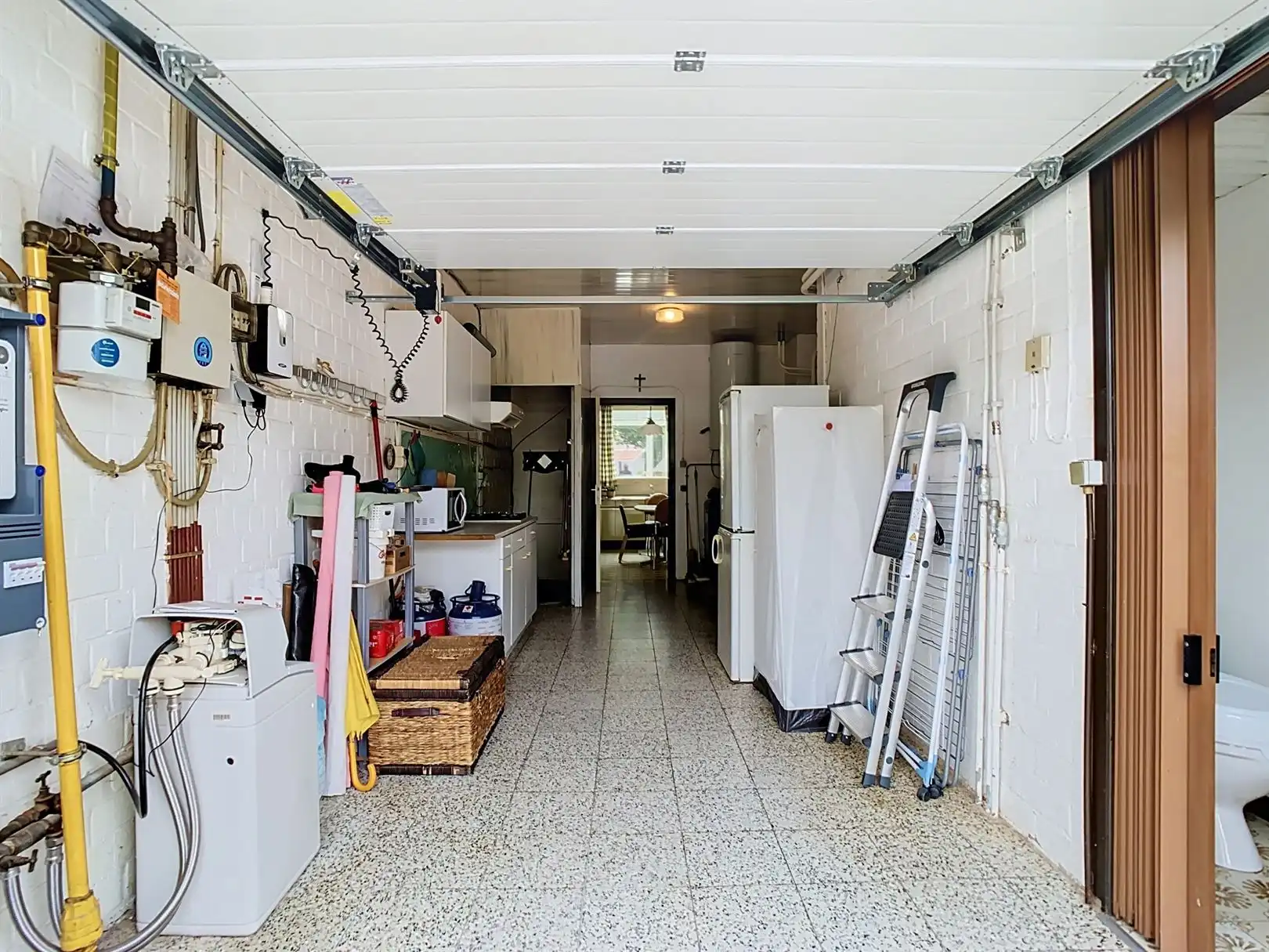 Op te frissen 3-gevel met vrijstaande garage foto 15
