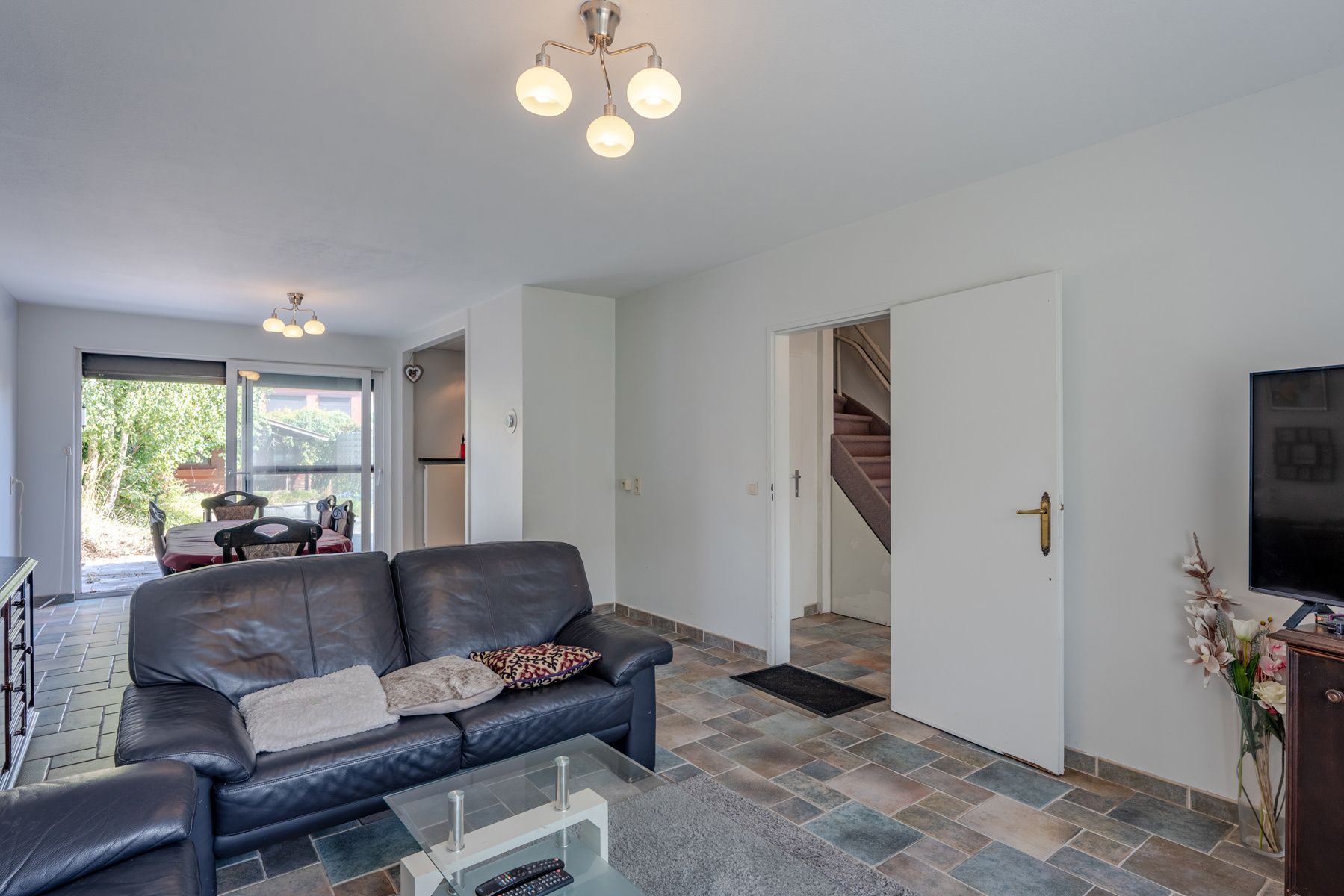 Instapklare woning met 5 slpk, 2 bdk en tuin op een rustige ligging! foto 3