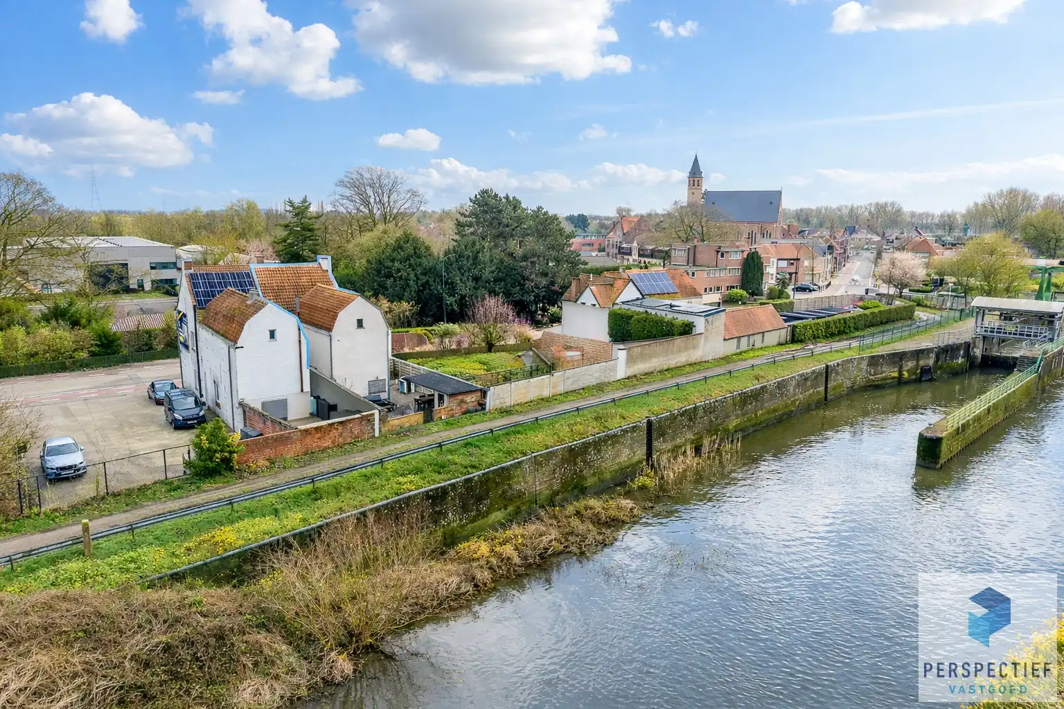 Centraal gelegen mooi gerenoveerde woning aan de Eeklose Vaart foto {{pictureIndex}}