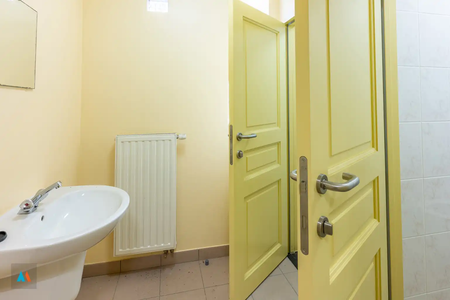 Gezinswoning met ruime loods foto 22