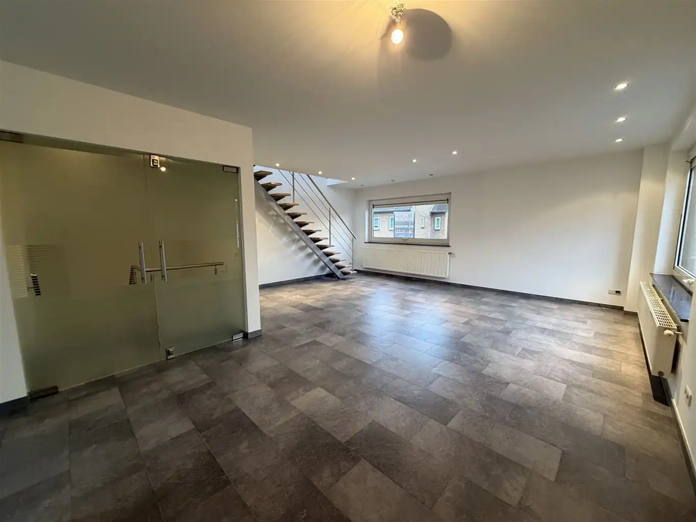 Instapklare stadswoning met 3 slaapkamers, aparte garage en tuintje. foto 10