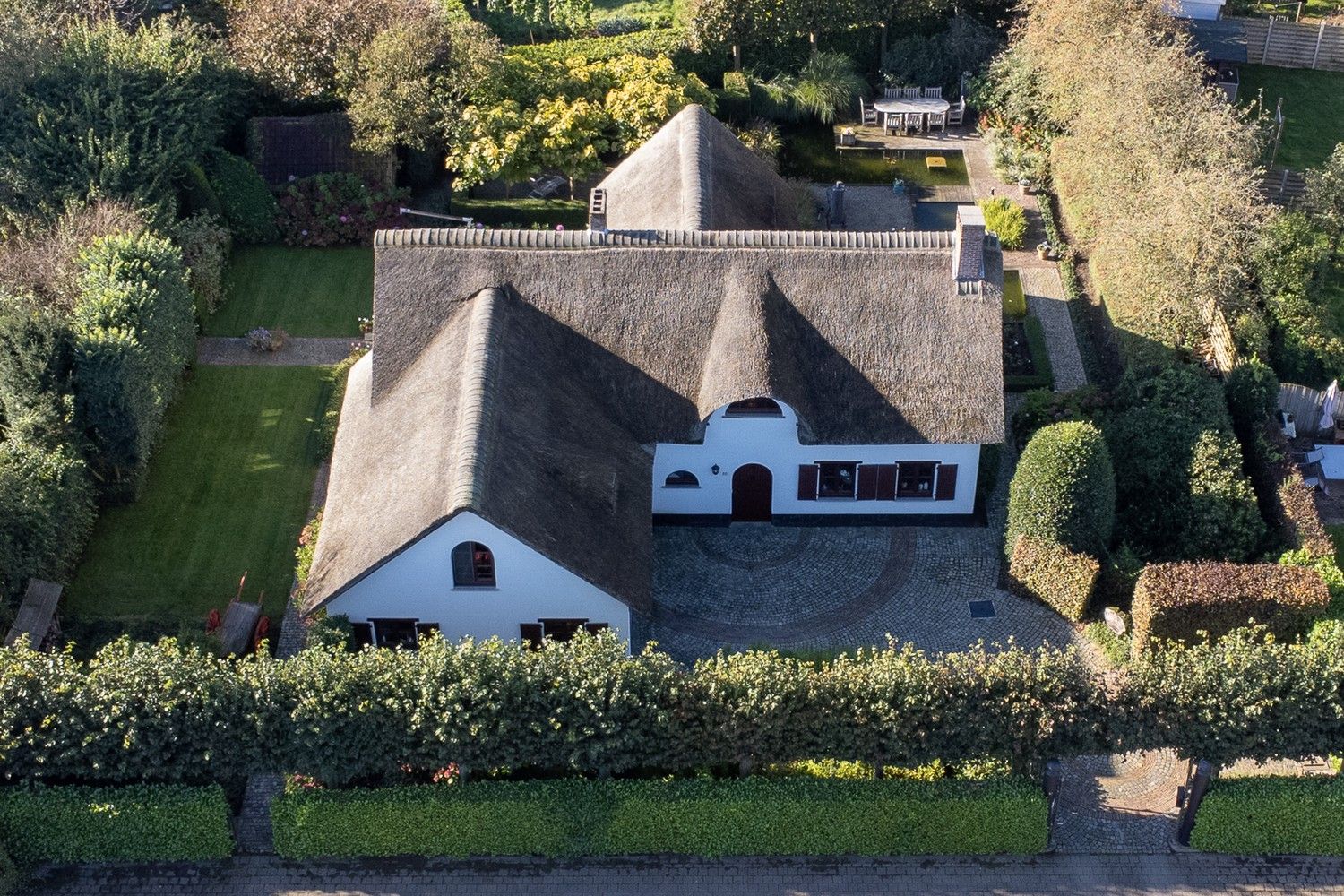 Rietgedekte charme villa  met prachtige Tuin in doodlopende straat. foto 12