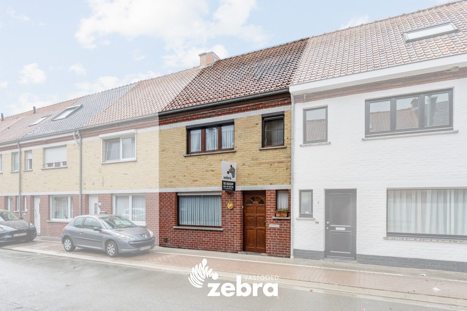 Op te frissen woning met zuidwestgerichte tuin en uitweg op een centrale ligging te Tielt! foto 2