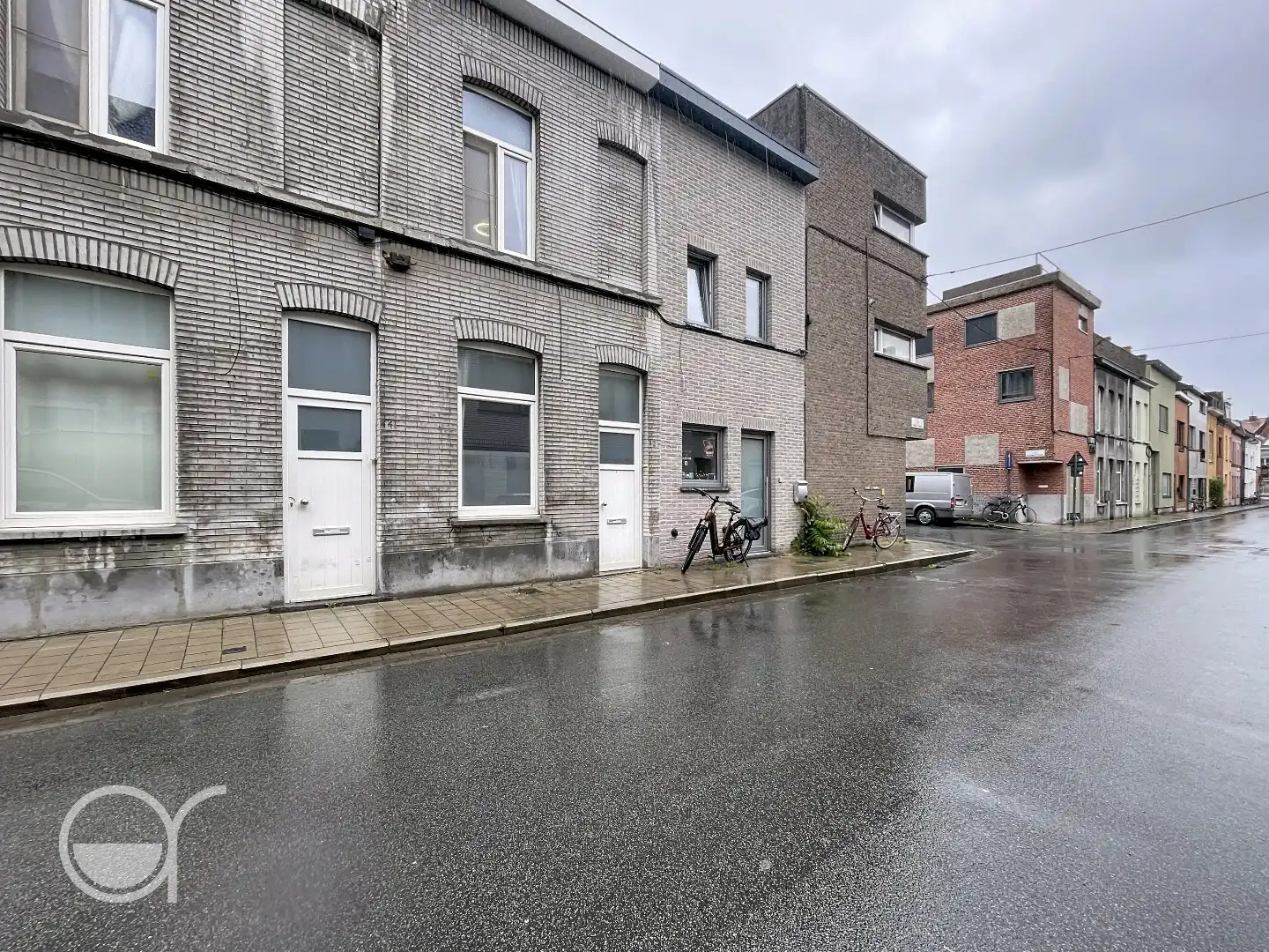 Centraal gelegen rijwoning met 2 slaapkamers, omgeving UZ foto {{pictureIndex}}