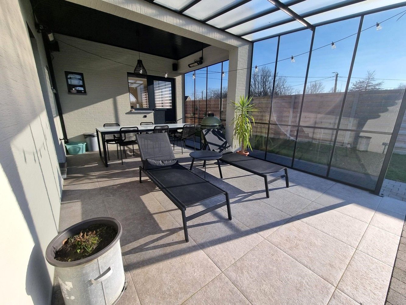Instapklare woning met 5 slaapkamers met groot naastliggend magazijn. Ideaal voor zelfstandigen. foto 4