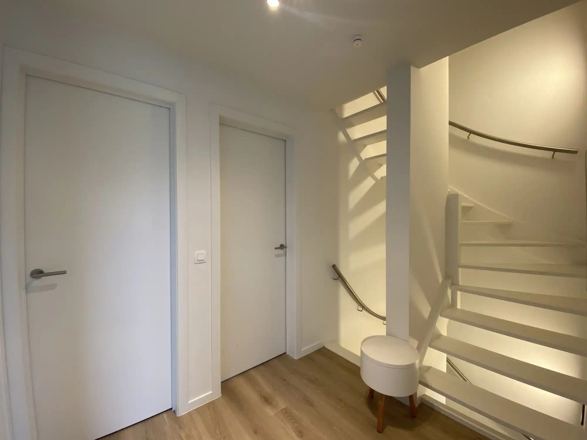 Mooi afgewerkte halfopen woning met 4 slaapkamers en inpandige garage foto 11