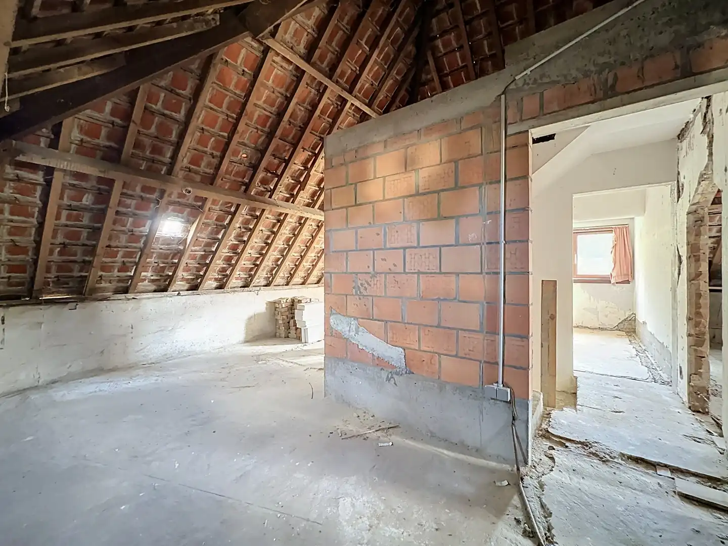 Welgelegen alleenstaande villa met opknapwerk. foto 9