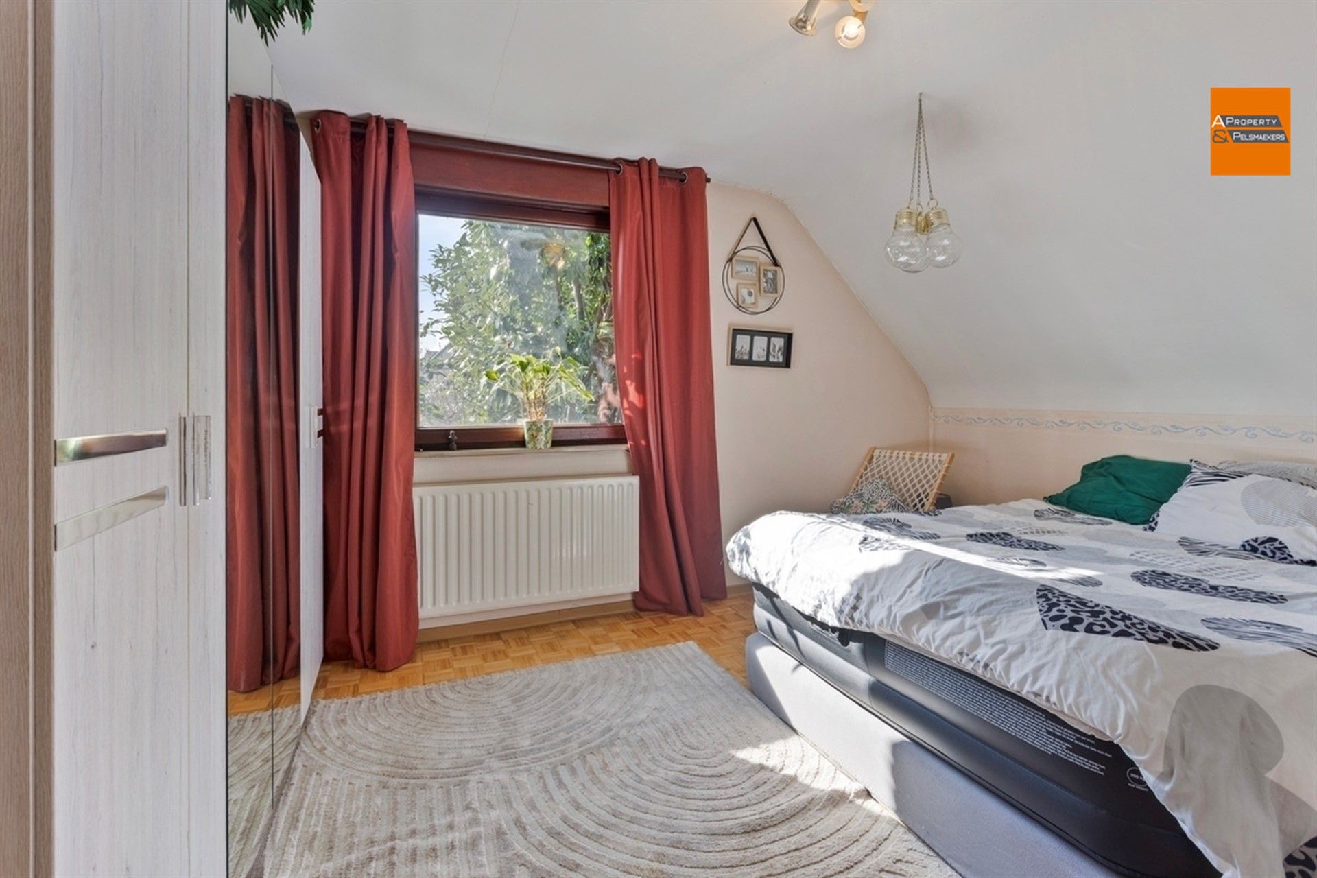 Ruime villa  met 5 slpk, garage en grote tuin foto 20