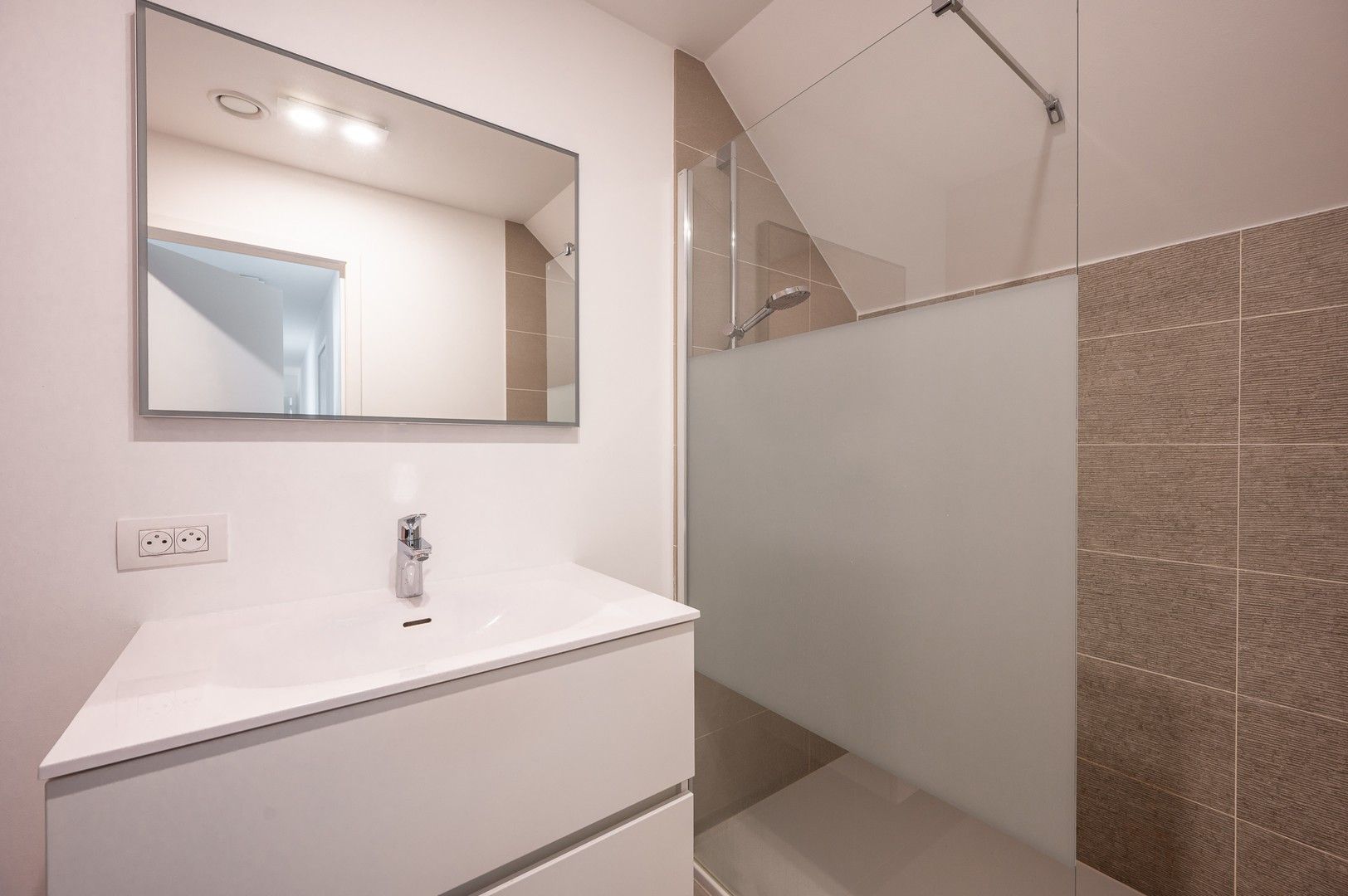 Prachtige hedendaagse villa met zonnige tuin en terrassen op fietsafstand van de zee. foto 34