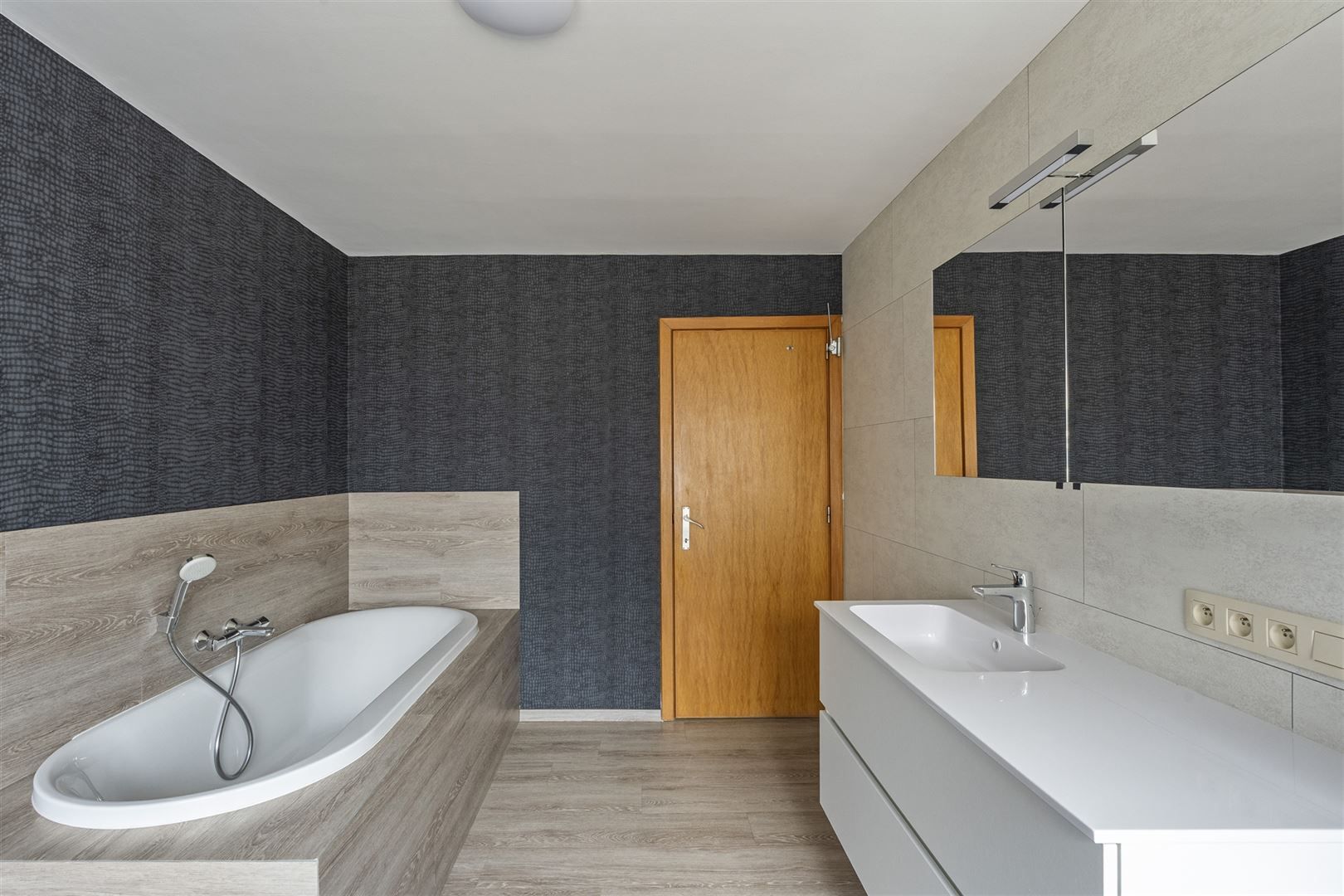 Zeer ruime woning met prachtige tuin foto 19