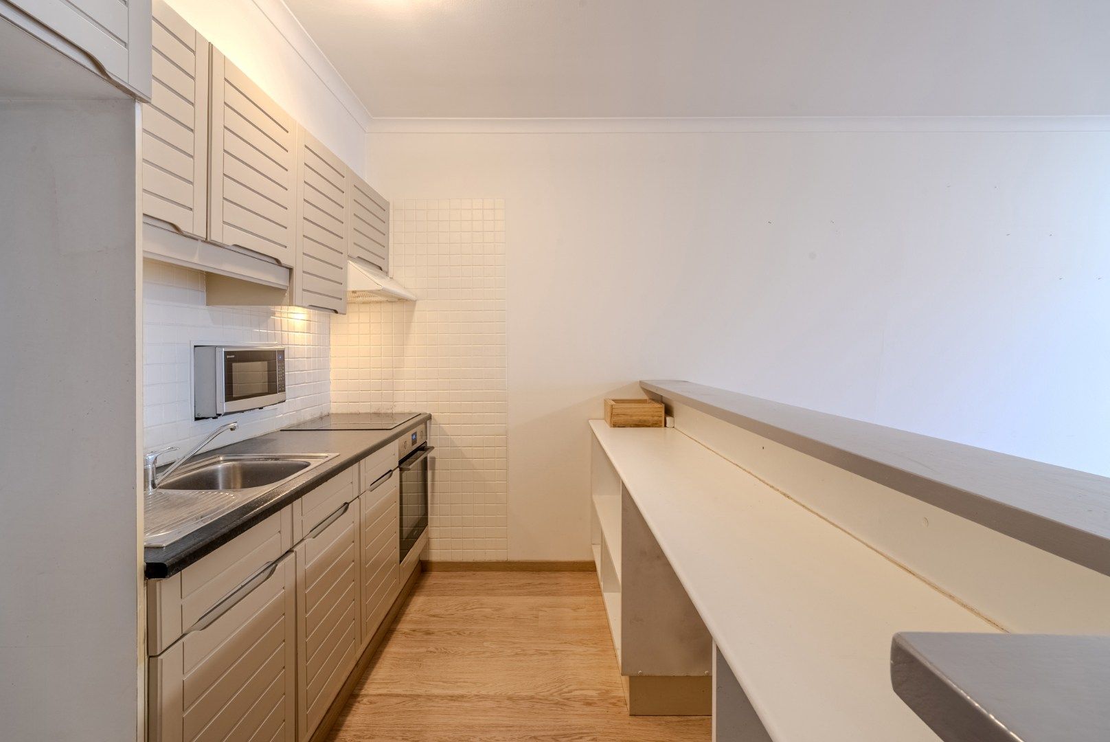 Lichtrijk appartement inclusief private garage foto 3