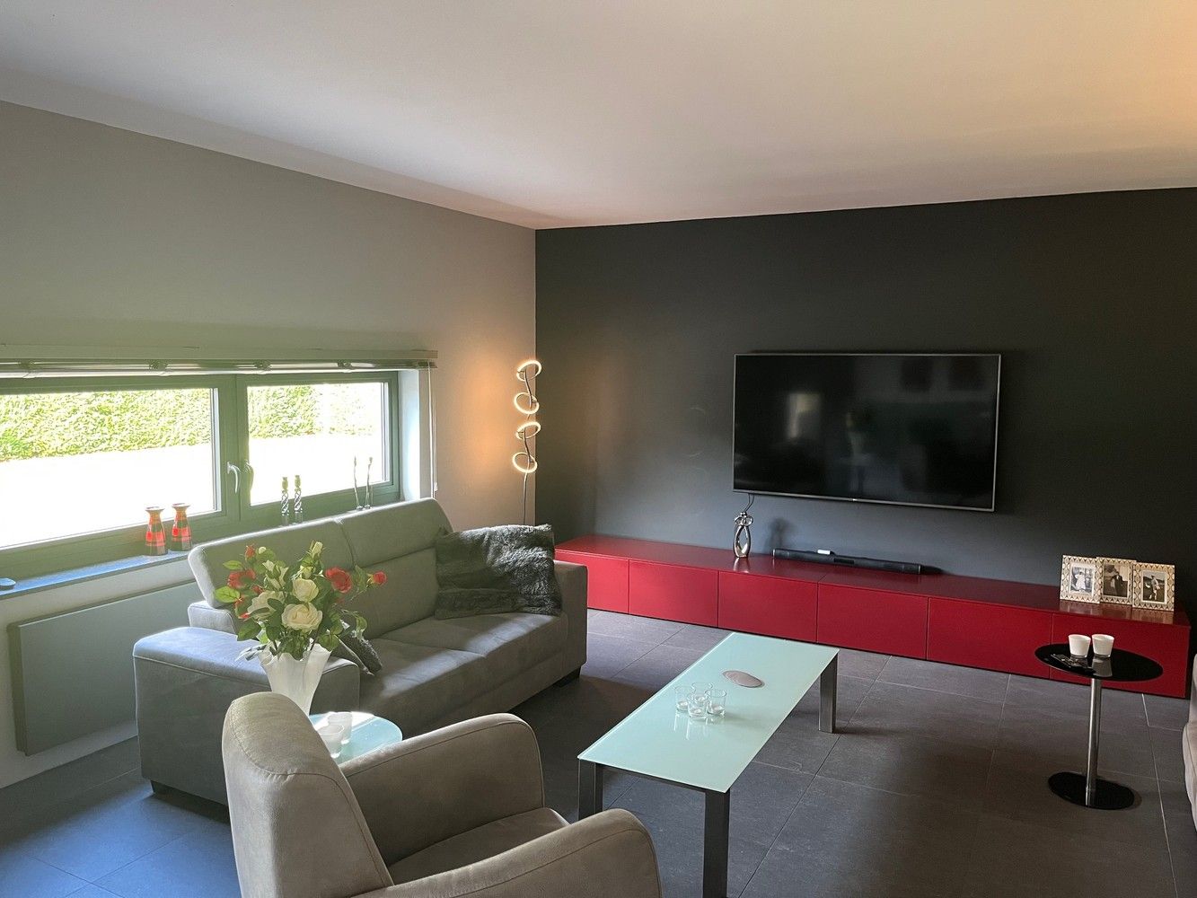 Licht, ruimte en luxe: energiezuinige, recente villa met 5 slk te koop in Maasmechelen! foto 9