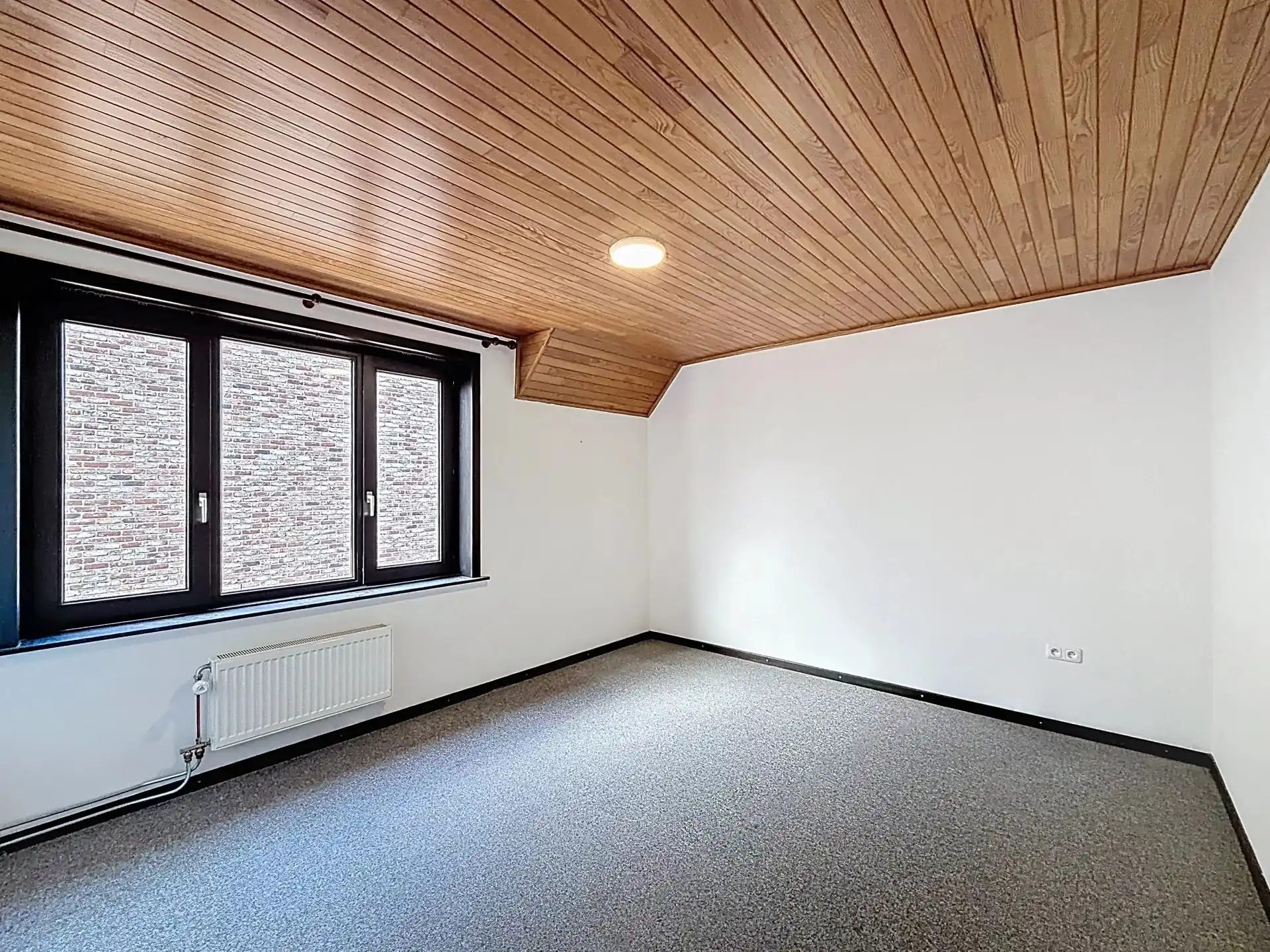 Zeer ruime en verzorgde woning met 5 slaapkamers en 2 badkamers op een groot perceel foto 18