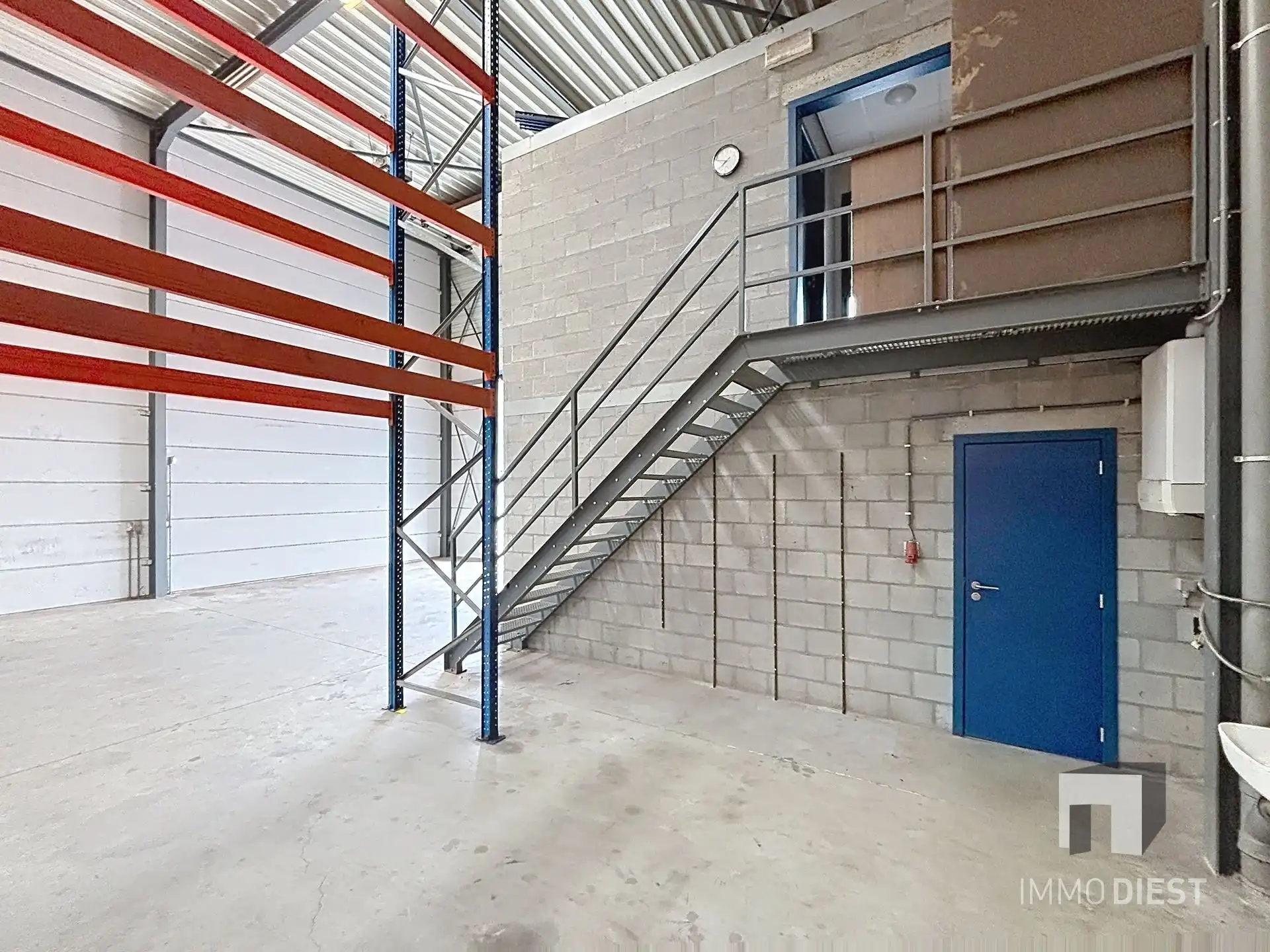 Magazijn, werkhuis met kantoorruimte en parking foto 5
