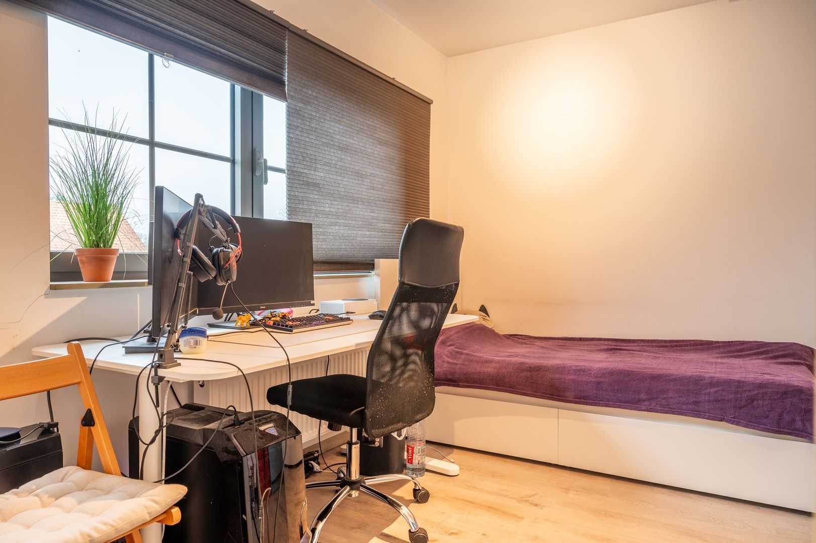 Ruim triplex appartement met berging foto 9