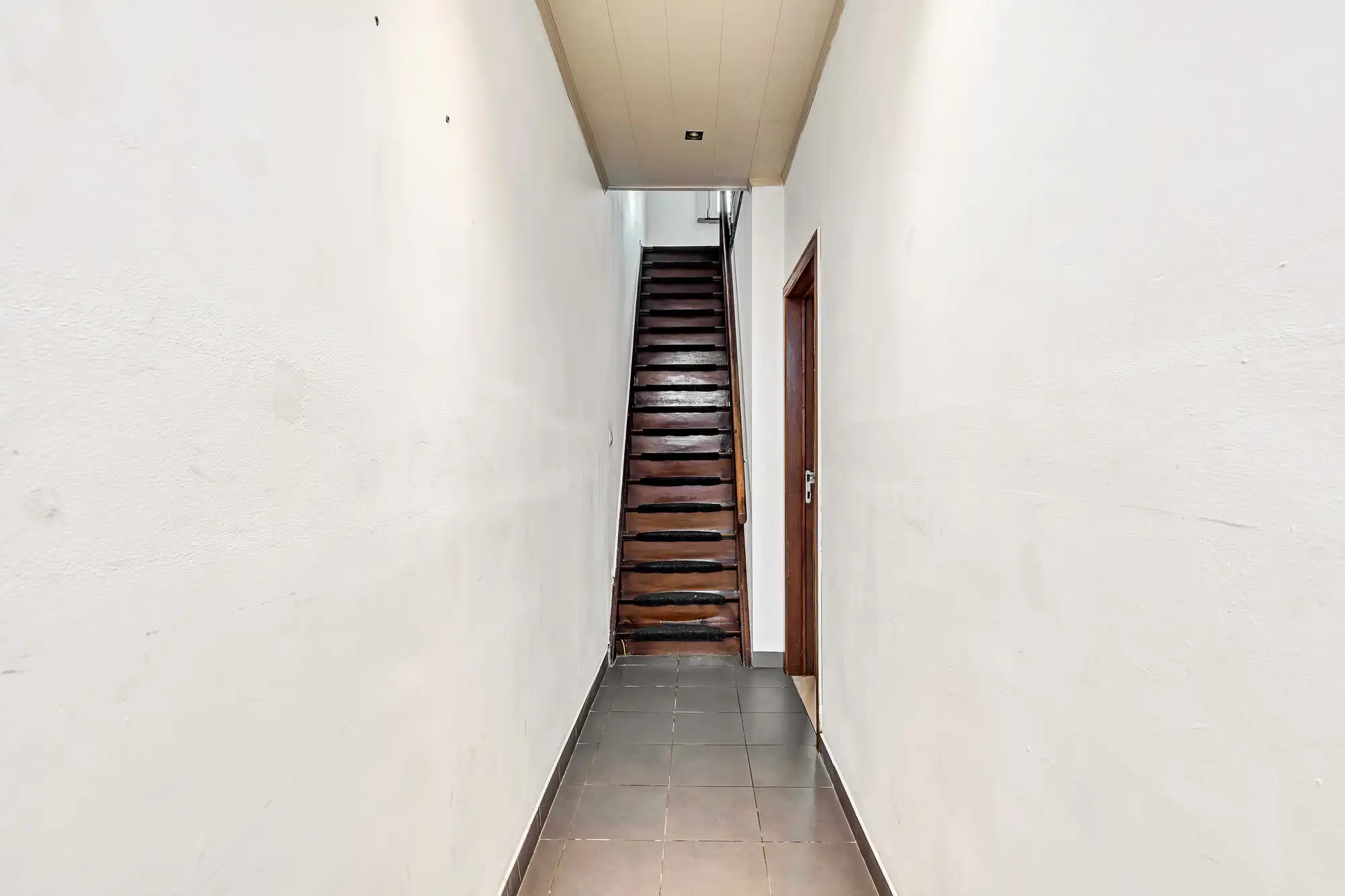 Gezellige rijwoning met tuin en achteruitweg foto 2