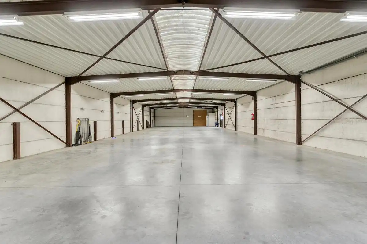 Magazijn van circa 1.285 m² met woning te koop in Bellegem foto 17